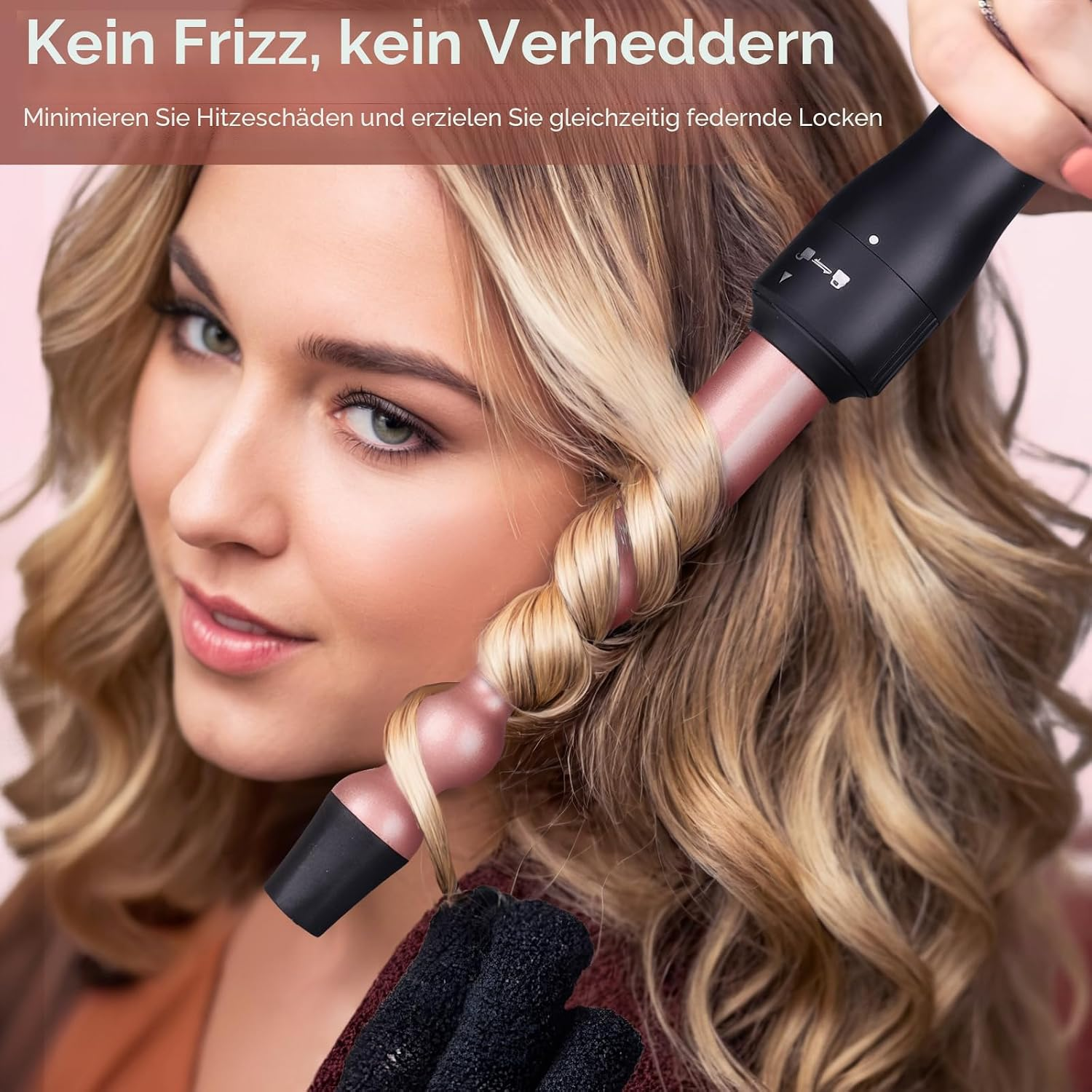 Eine blonde Frau wickelt ihr Haar um einen wellenförmigen Lockenstab, mit Text oben.