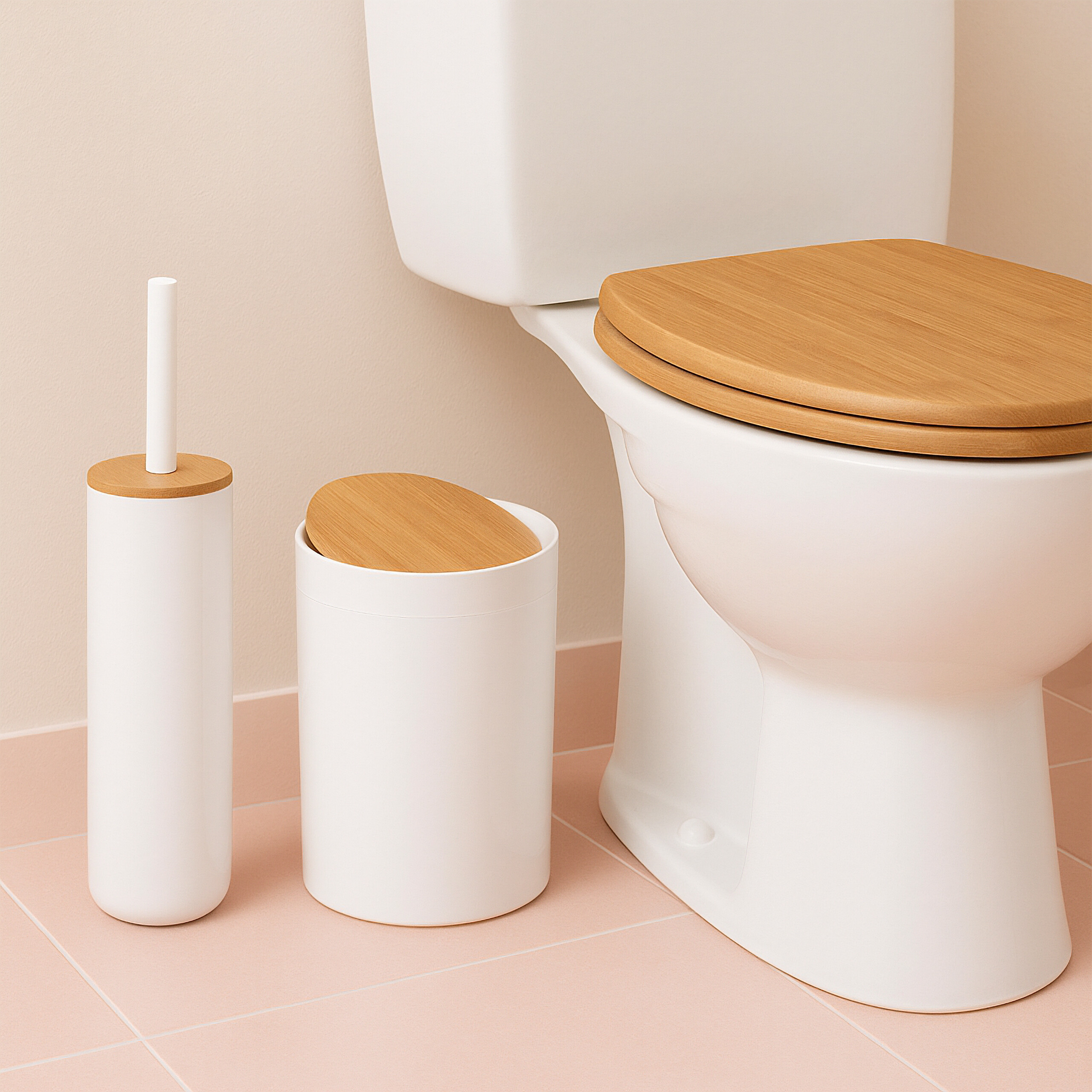 Eine weiße Toilette mit holzfarbenem Sitz, daneben passender Mülleimer und Toilettenbürste auf rosa Fliesen.
