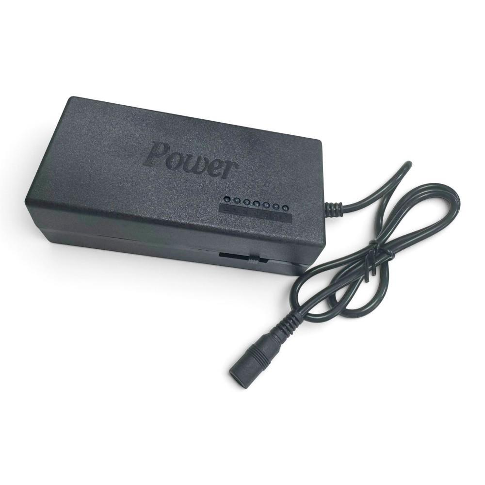 Üzerinde Power yazan siyah bir güç adaptörü ve sarılı kablo, beyaz arka planda.