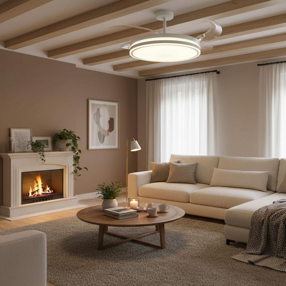 Ein gemütliches Wohnzimmer mit Kamin, weißem Sofa, Holztisch und sichtbaren Deckenbalken.