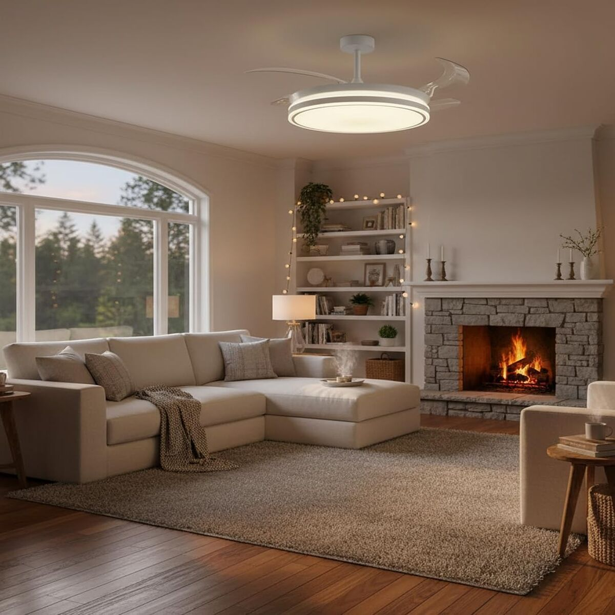 Gemütliches Wohnzimmer mit großem Sofa, Kamin, Bücherregal und modernem Deckenventilator.