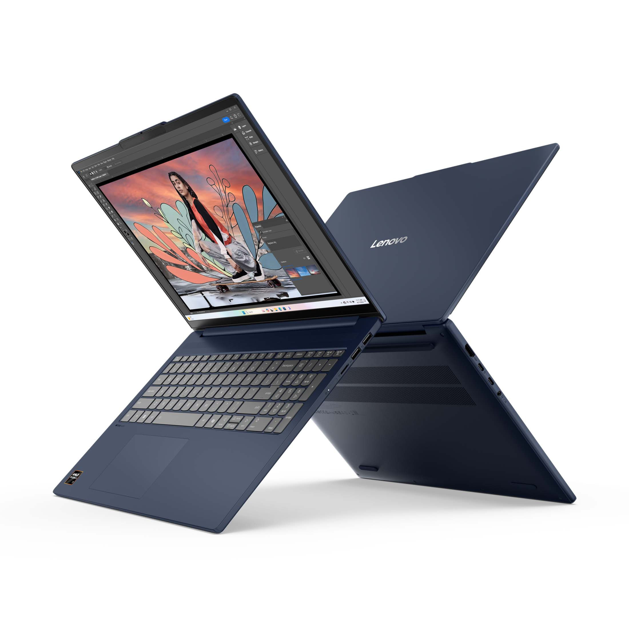 Zwei dunkelblaue Lenovo-Laptops sind vor weißem Hintergrund aus verschiedenen Winkeln aufgestellt.