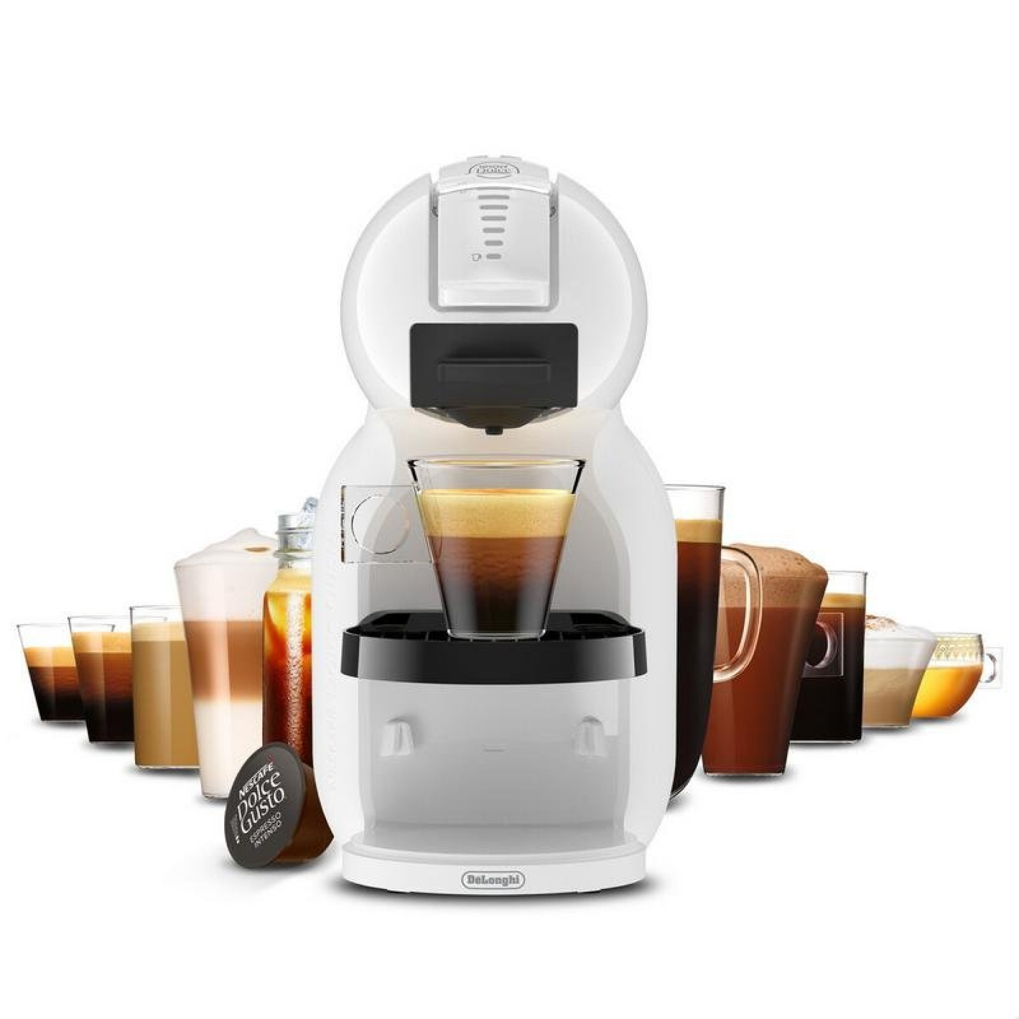 Eine weiße Kaffeemaschine steht mittig, umgeben von verschiedenen Gläsern mit Kaffeegetränken und einer Kaffeekapsel.