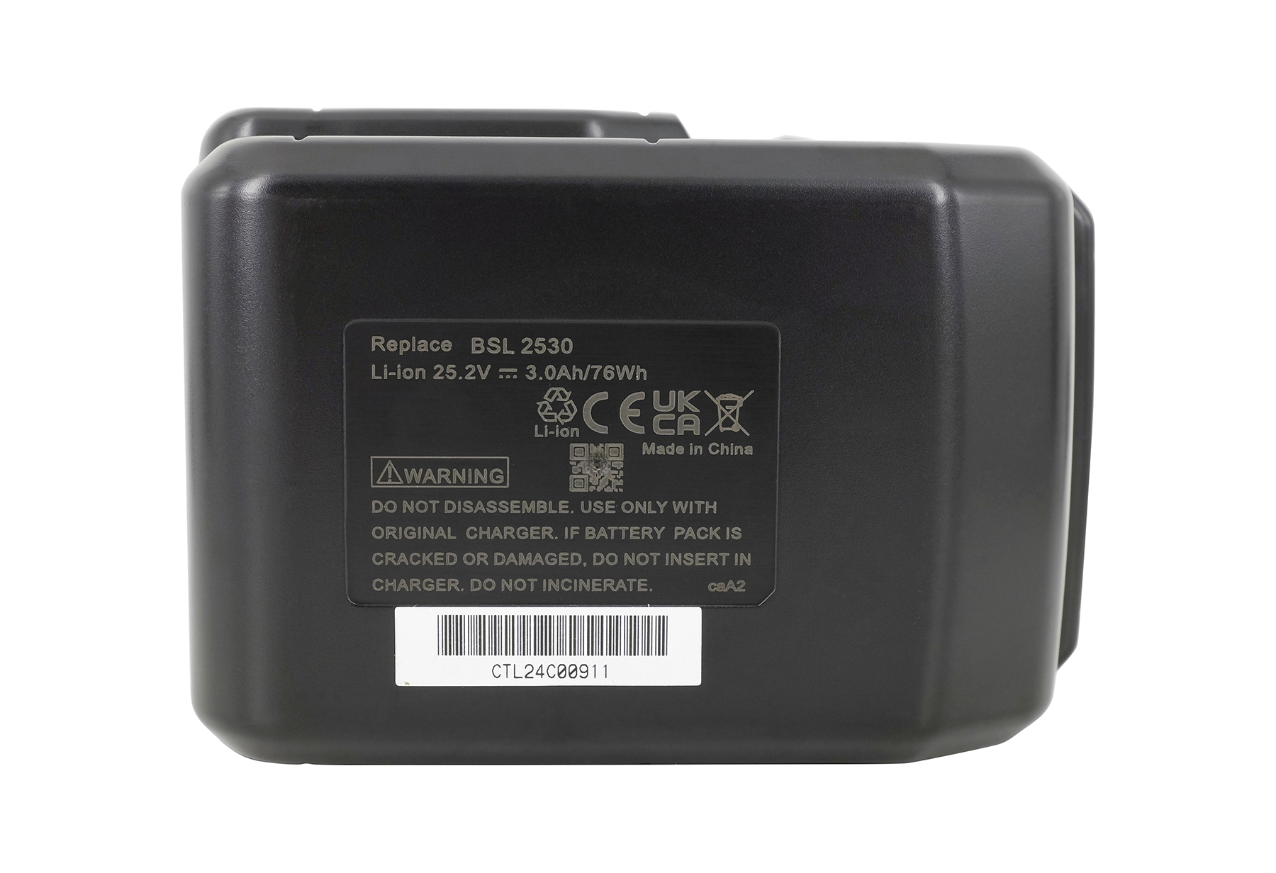 Schwarzer Li-Ionen-Akku mit Warnhinweisen und Barcode auf weißem Etikett.