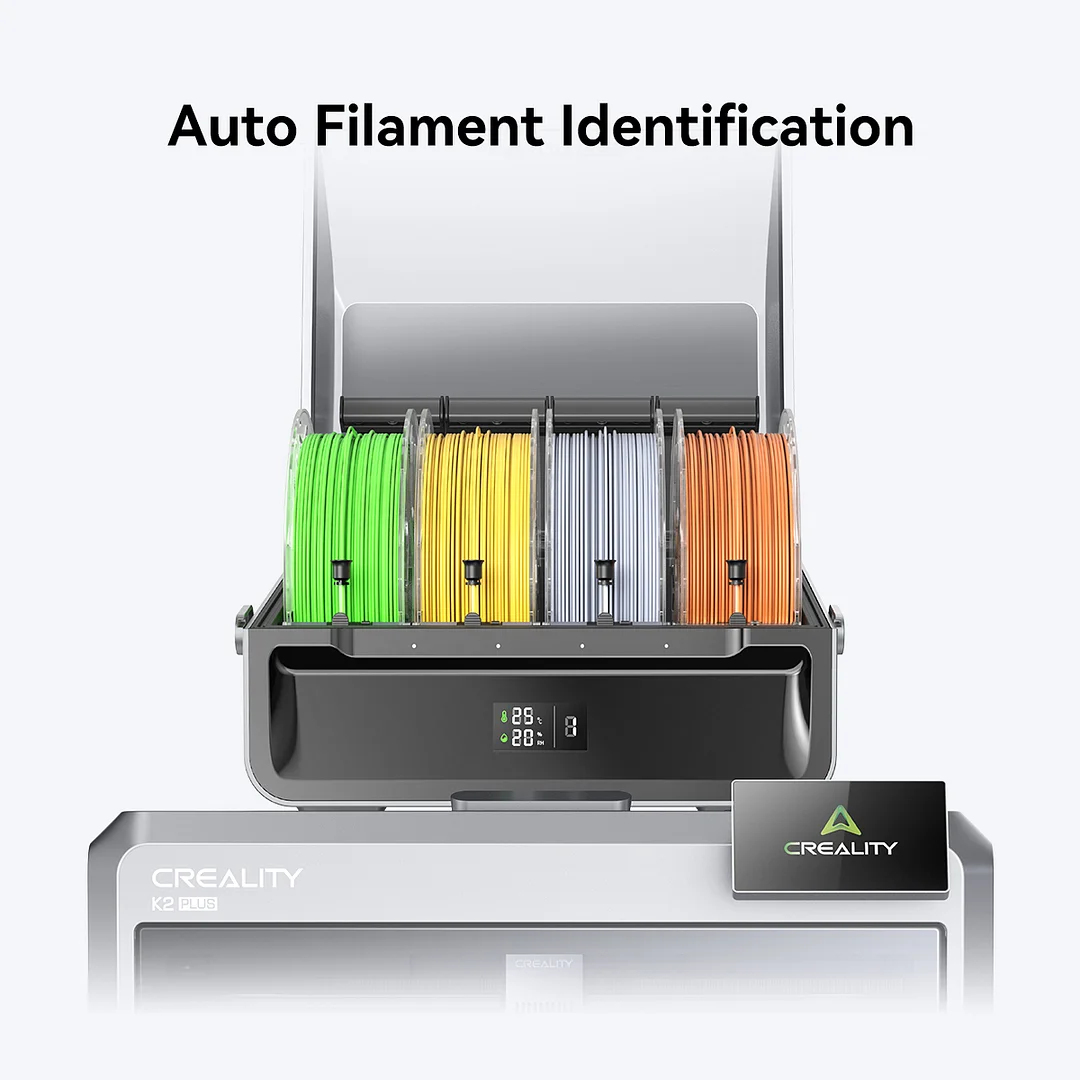 Stampante 3D Creality K2 Plus con quattro bobine di filamento colorate nella scatola di identificazione.