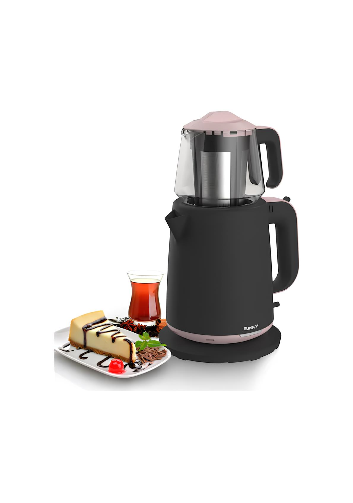 Pembe detaylı siyah çay makinesi, cheesecake tabağı ve bir bardak çay ile beyaz arka planda duruyor.
