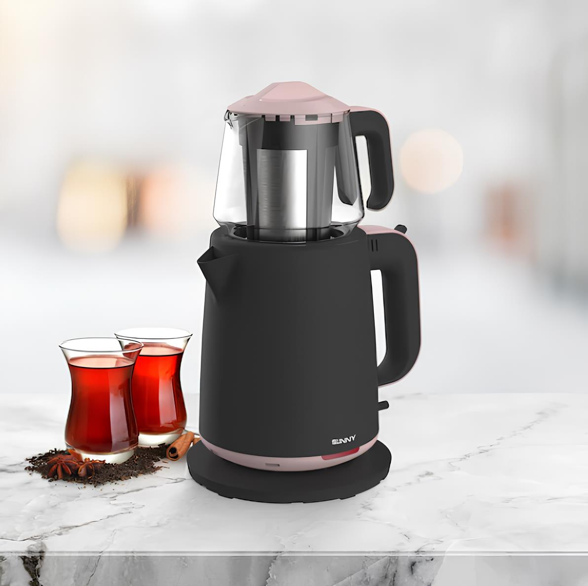 Siyah ve pembe çay makinesi, iki bardak kırmızı çayın yanında mermer tezgahta duruyor.