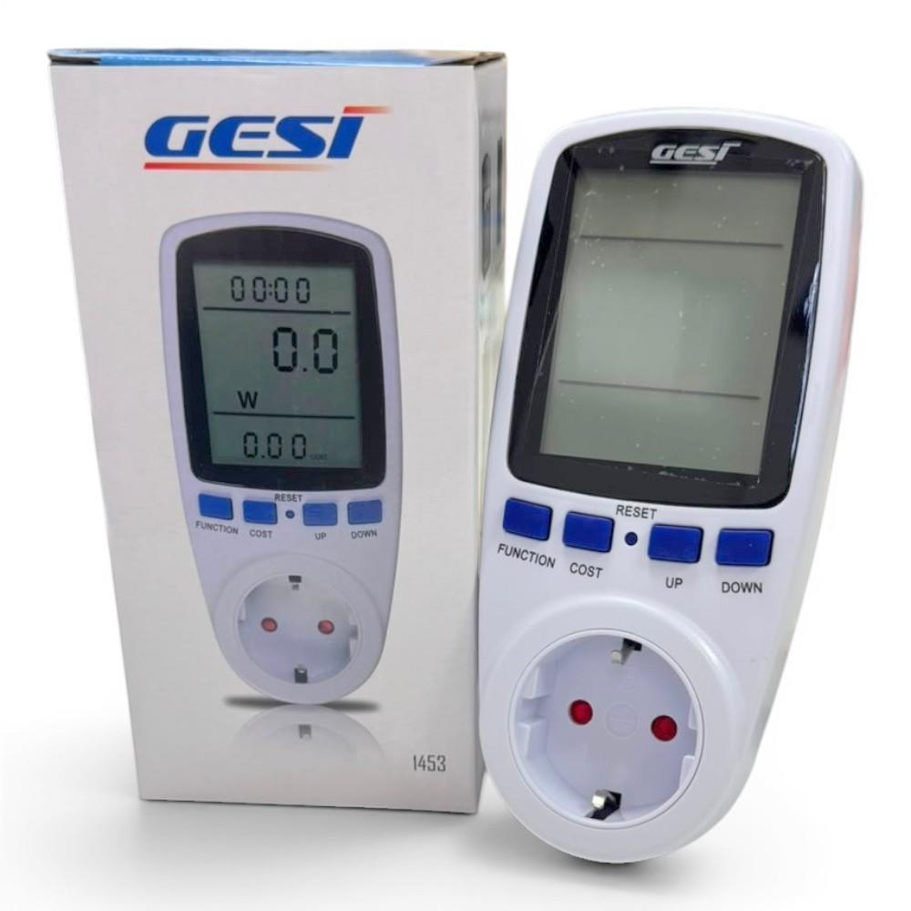 Orijinal kutusunun yanında ekranlı ve tuşlu beyaz renkli dijital elektrik ölçüm cihazı.