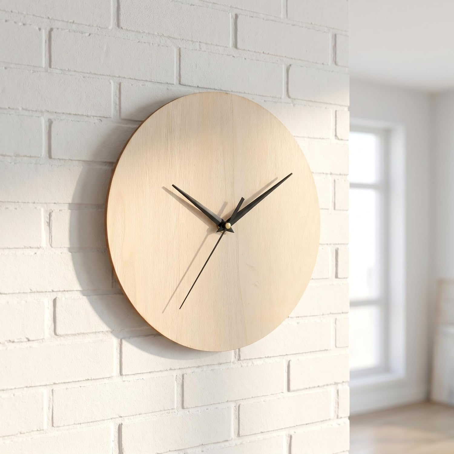 Eine runde Wanduhr aus Holz mit schwarzen Zeigern hängt an einer weißen Backsteinwand.