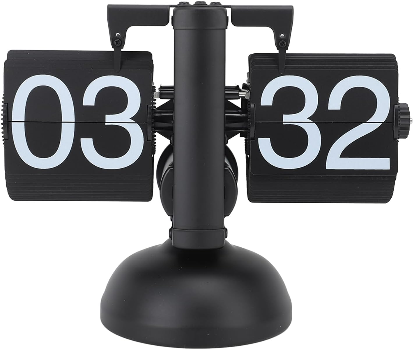Eine schwarze Tischuhr mit weißen Ziffern 03 und 32 auf Flip-Karten.