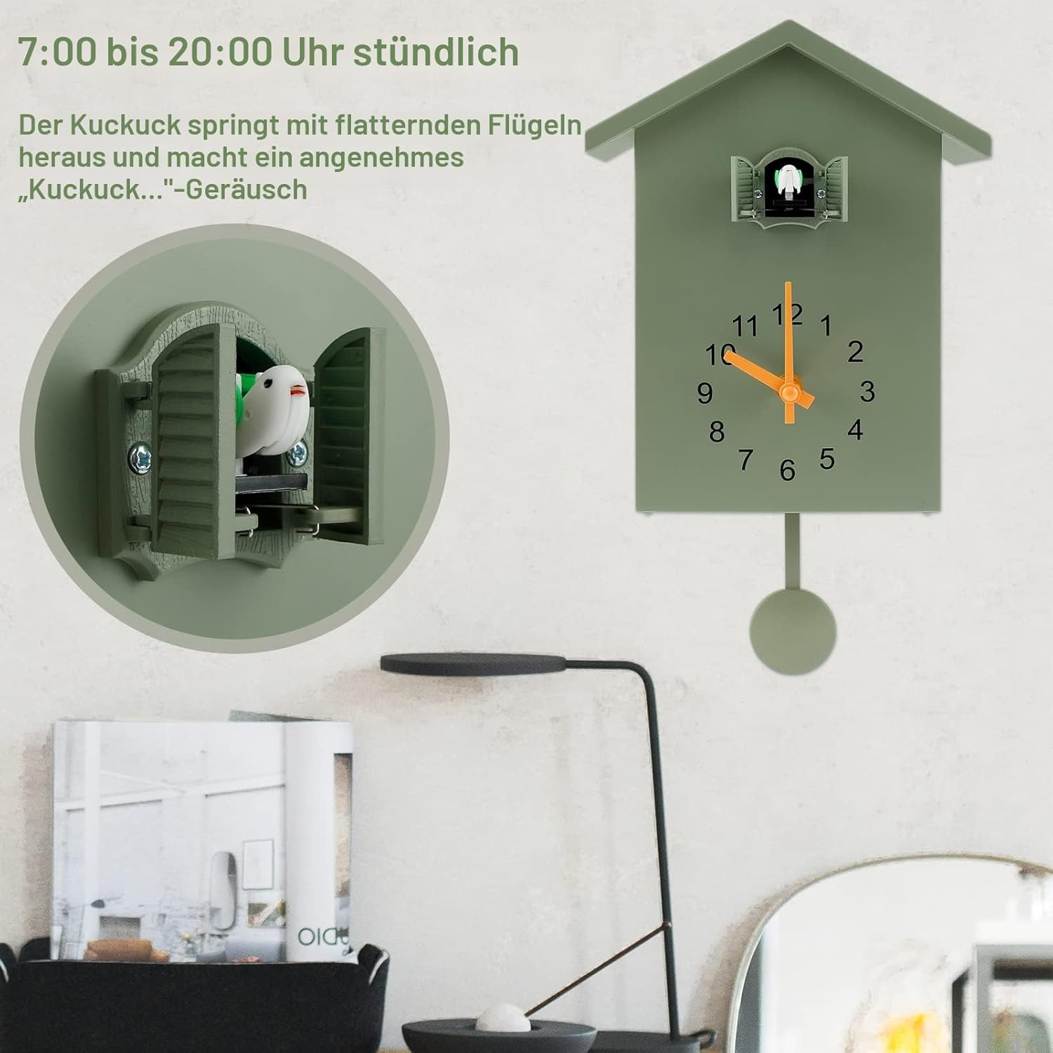 Grüne Kuckucksuhr mit Pendel und einem kleinen Vogel im offenen Türchen oben.