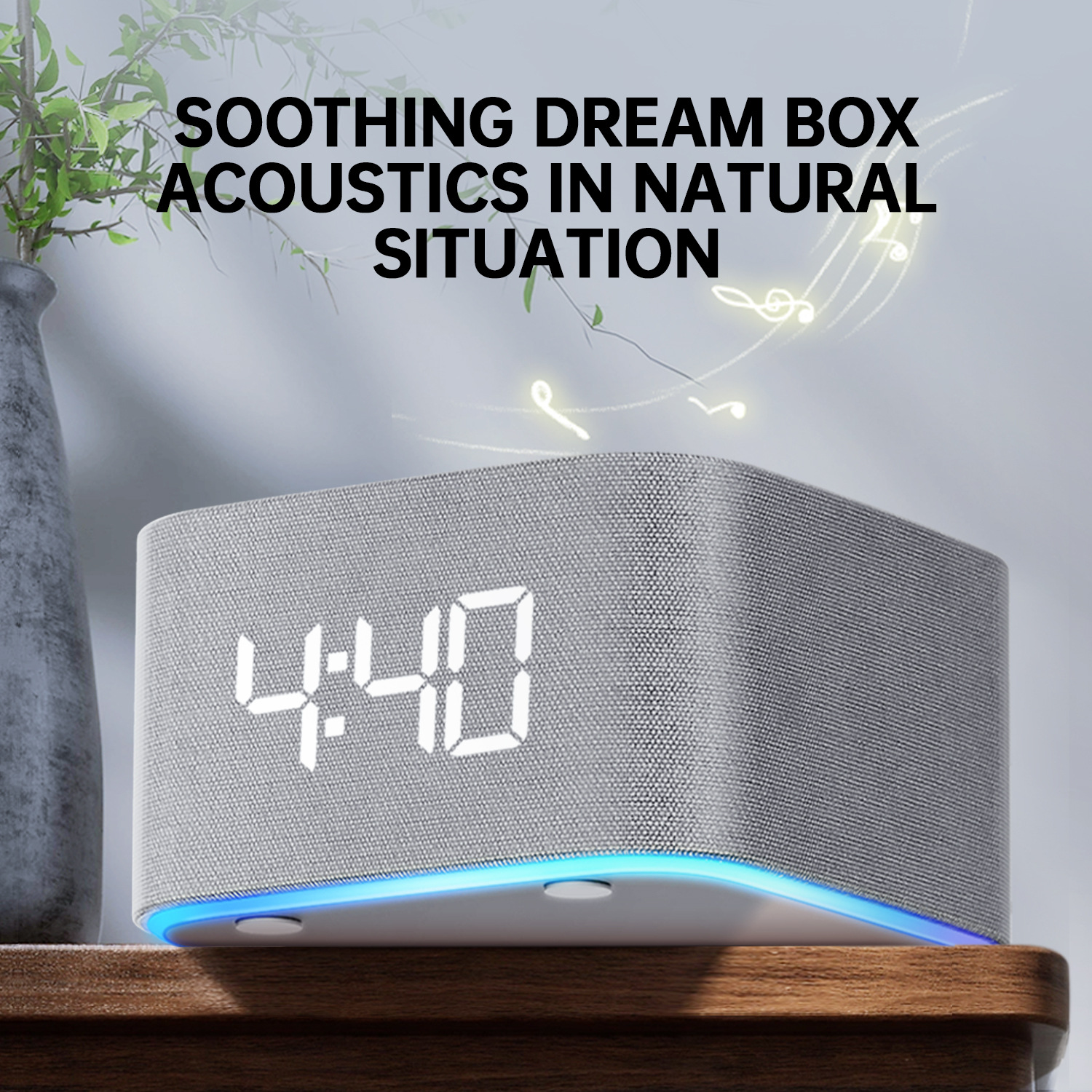 Eine graue Digitaluhr aus Stoff auf einem Holztisch mit leuchtenden Noten und einer Blumenvase im Hintergrund.