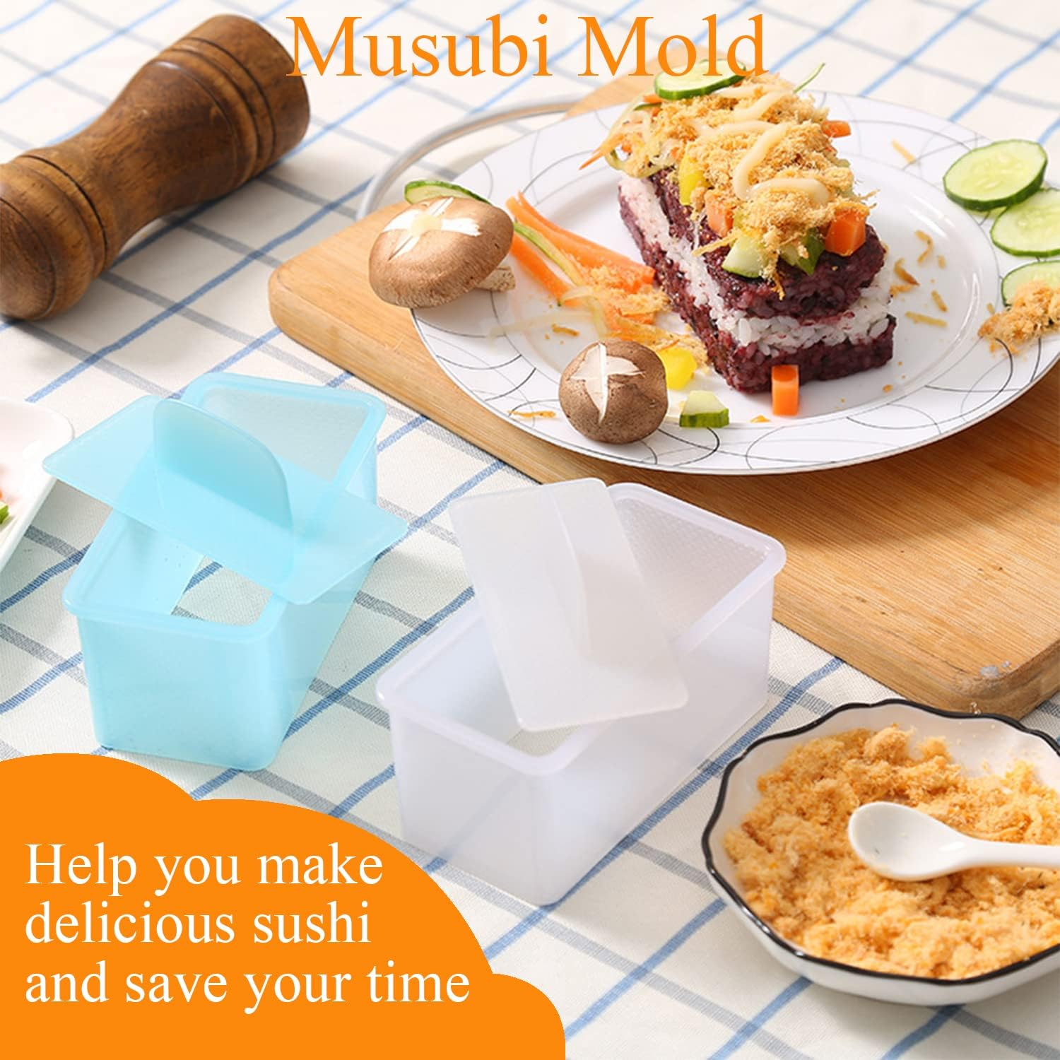 Musubi-Form mit Teller Reisgericht, Pilzen und Gurkenscheiben auf karierter Decke.
