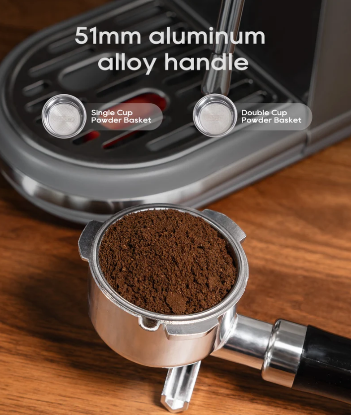 Ein 51mm Aluminium-Espressoträger mit gemahlenem Kaffee vor einer Kaffeemaschine.