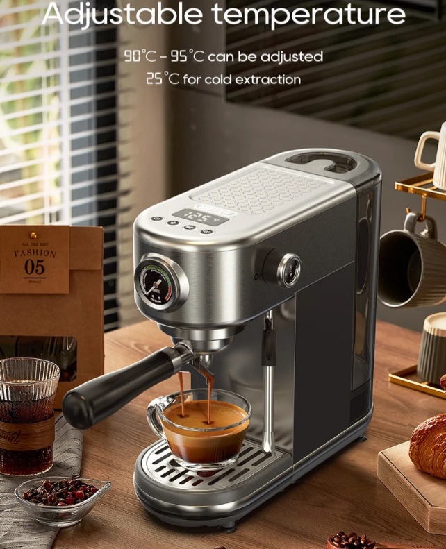Moderne Kaffeemaschine auf Holztisch gießt Espresso in eine Tasse.