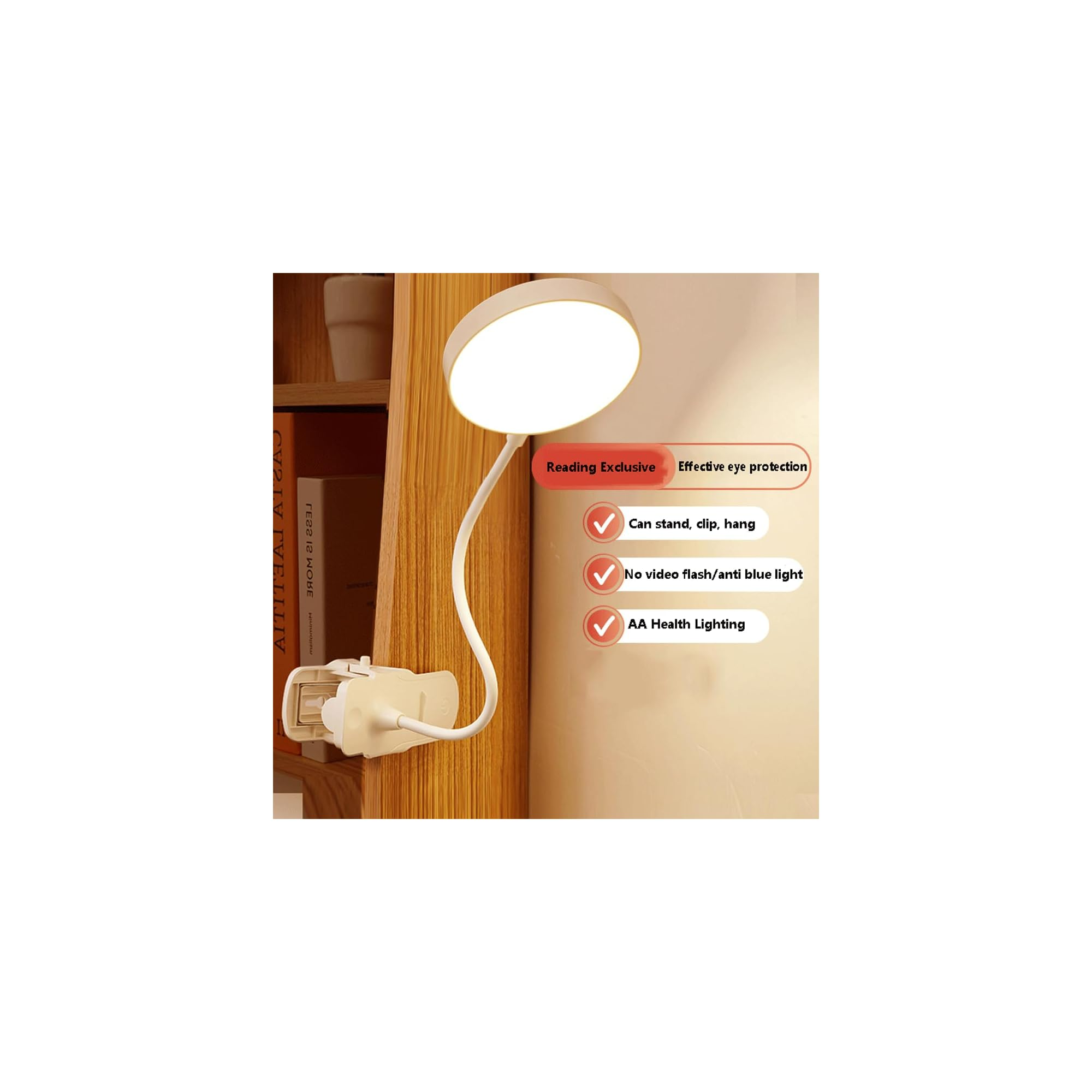 Eine weiße Clip-Schreibtischlampe leuchtet vor einem Holzregal mit Büchern.
