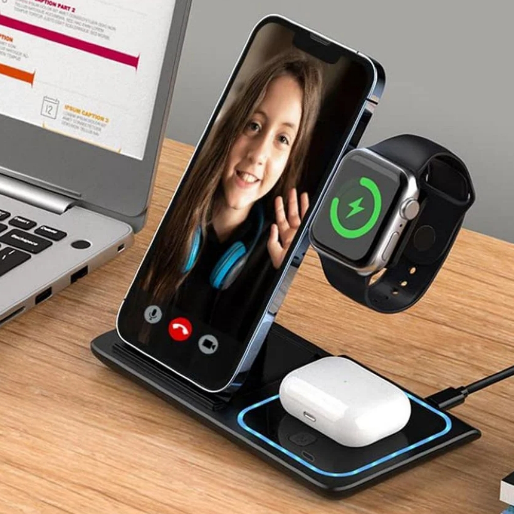 Ein schwarzer 3-in-1-Wireless-Ladeständer auf einem Holzschreibtisch hält ein Smartphone, eine Smartwatch und Ohrhörer.