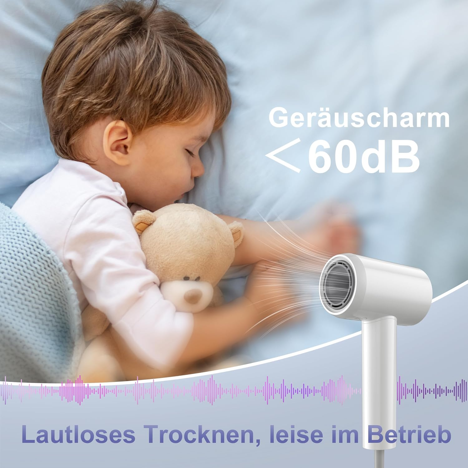 Ein Kleinkind schläft friedlich mit Teddybär neben leisem weißem Haartrockner.