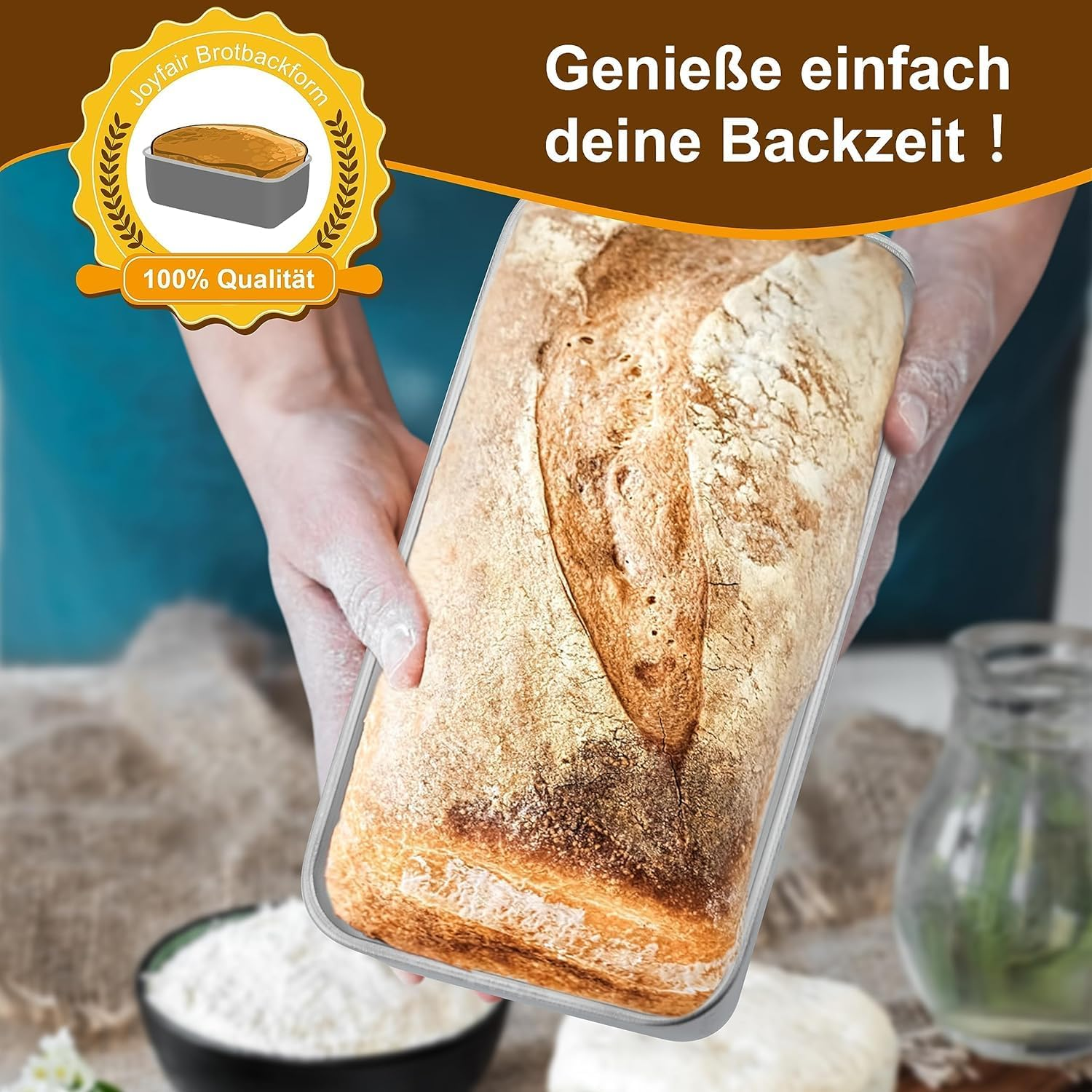 Person hält ein frisch gebackenes Brot in einer Backform, mit Text und goldenem Siegel.