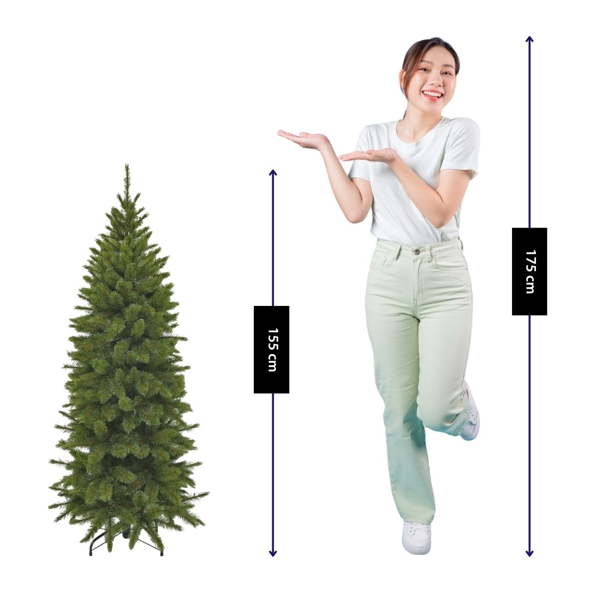 Une femme sourit en montrant un sapin de Noël avec des mesures.