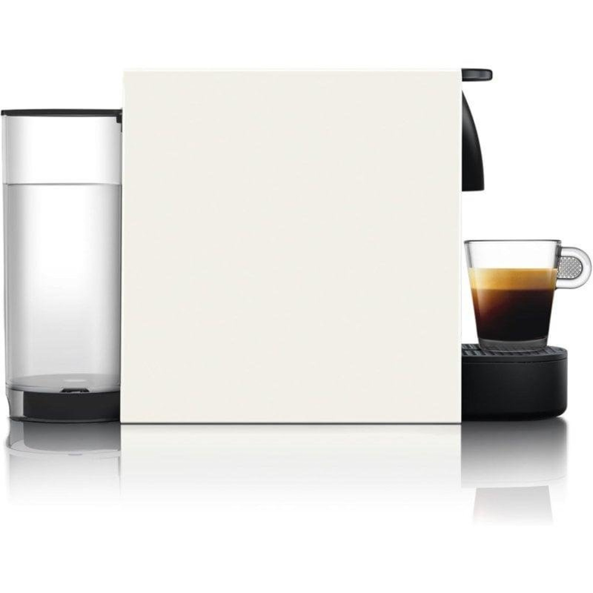 Moderne weiße Kaffeemaschine mit transparentem Wassertank und einer Glastasse Espresso auf schwarzem Sockel.