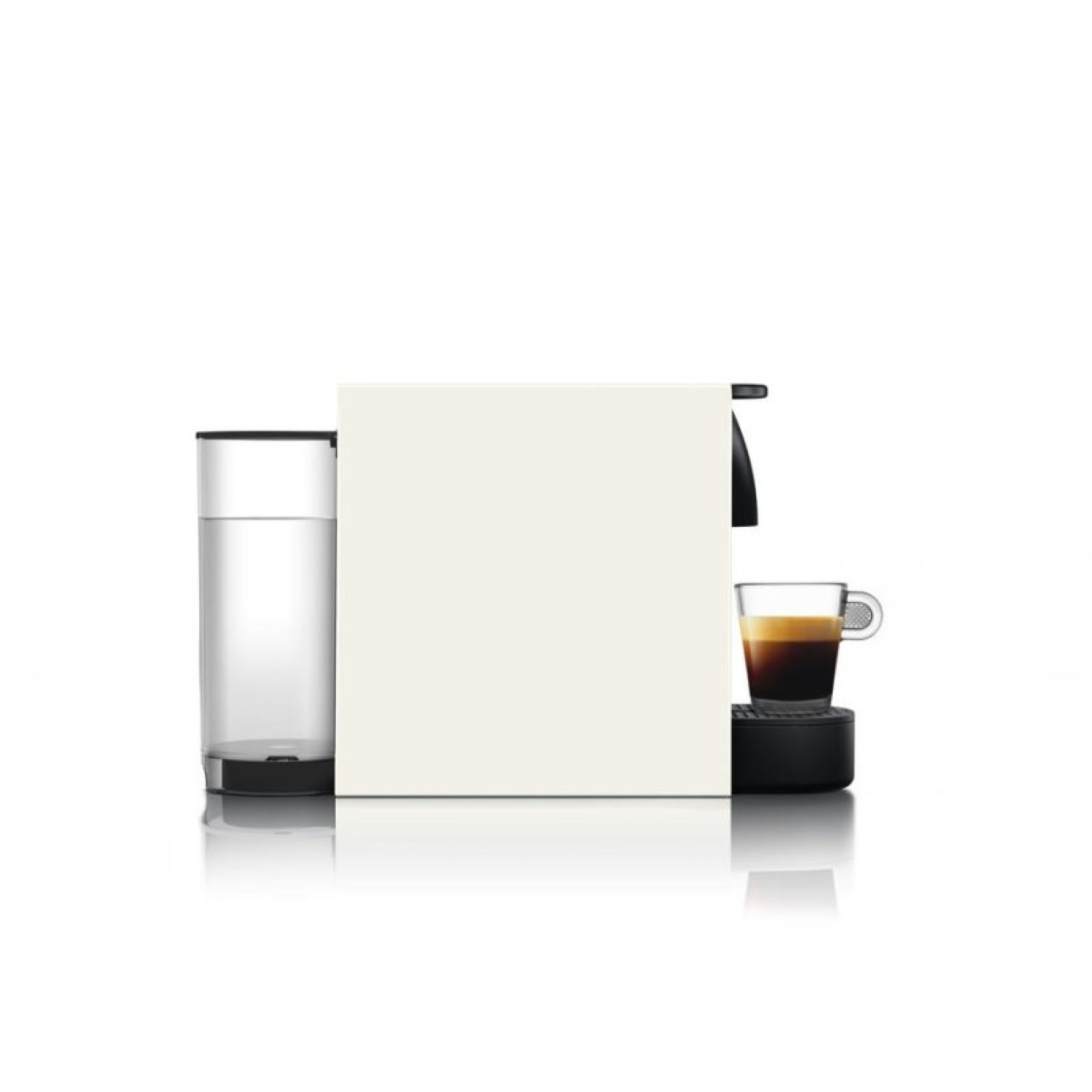 Beigefarbene Kaffeemaschine mit Wassertank links und Glastasse mit Espresso rechts vor weißem Hintergrund.