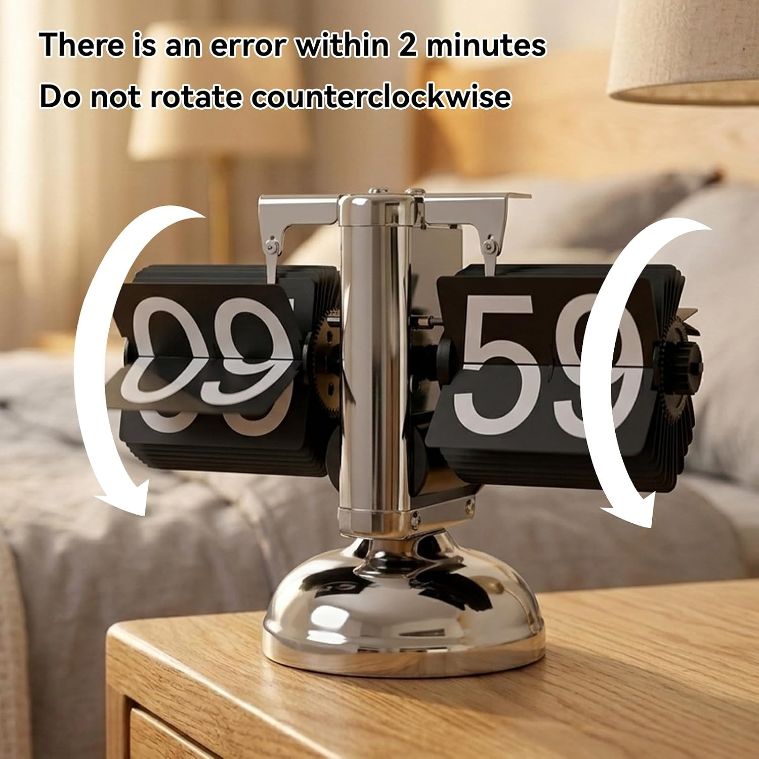 Eine Flip-Uhr aus Chrom auf einem Nachttisch mit einer Warnung vor Drehung gegen den Uhrzeigersinn.