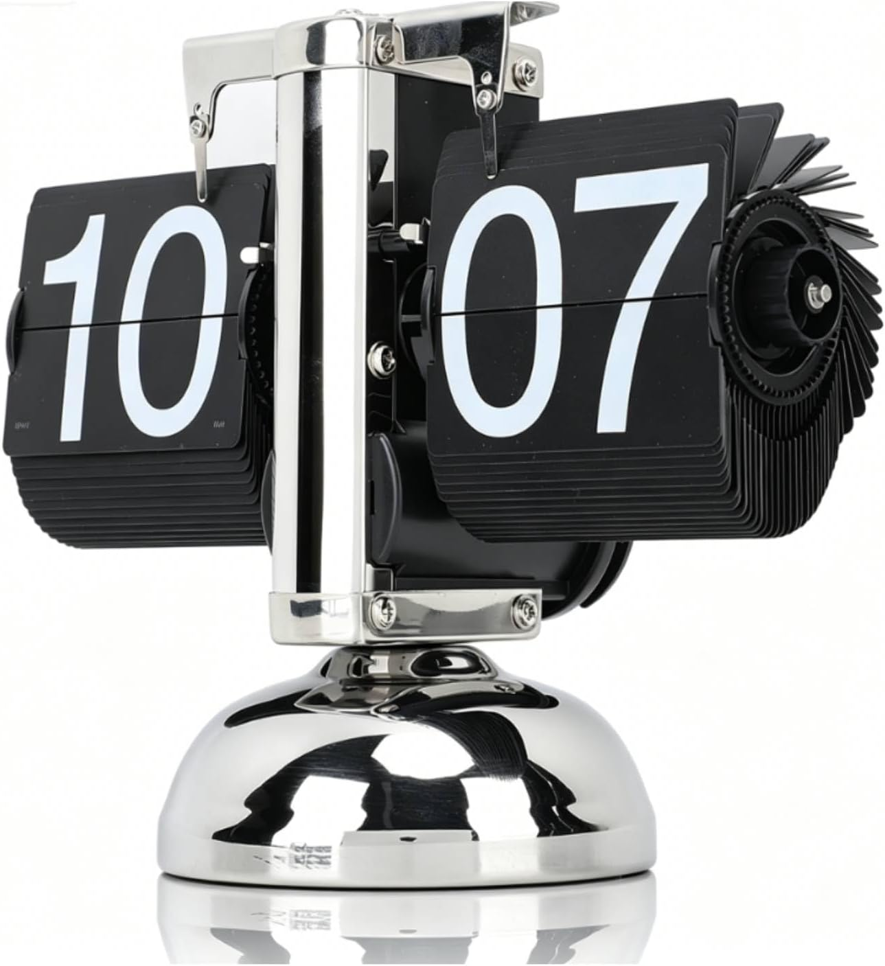 Eine silber-schwarze Retro-Flip-Uhr zeigt 10:07 Uhr auf weißem Hintergrund.