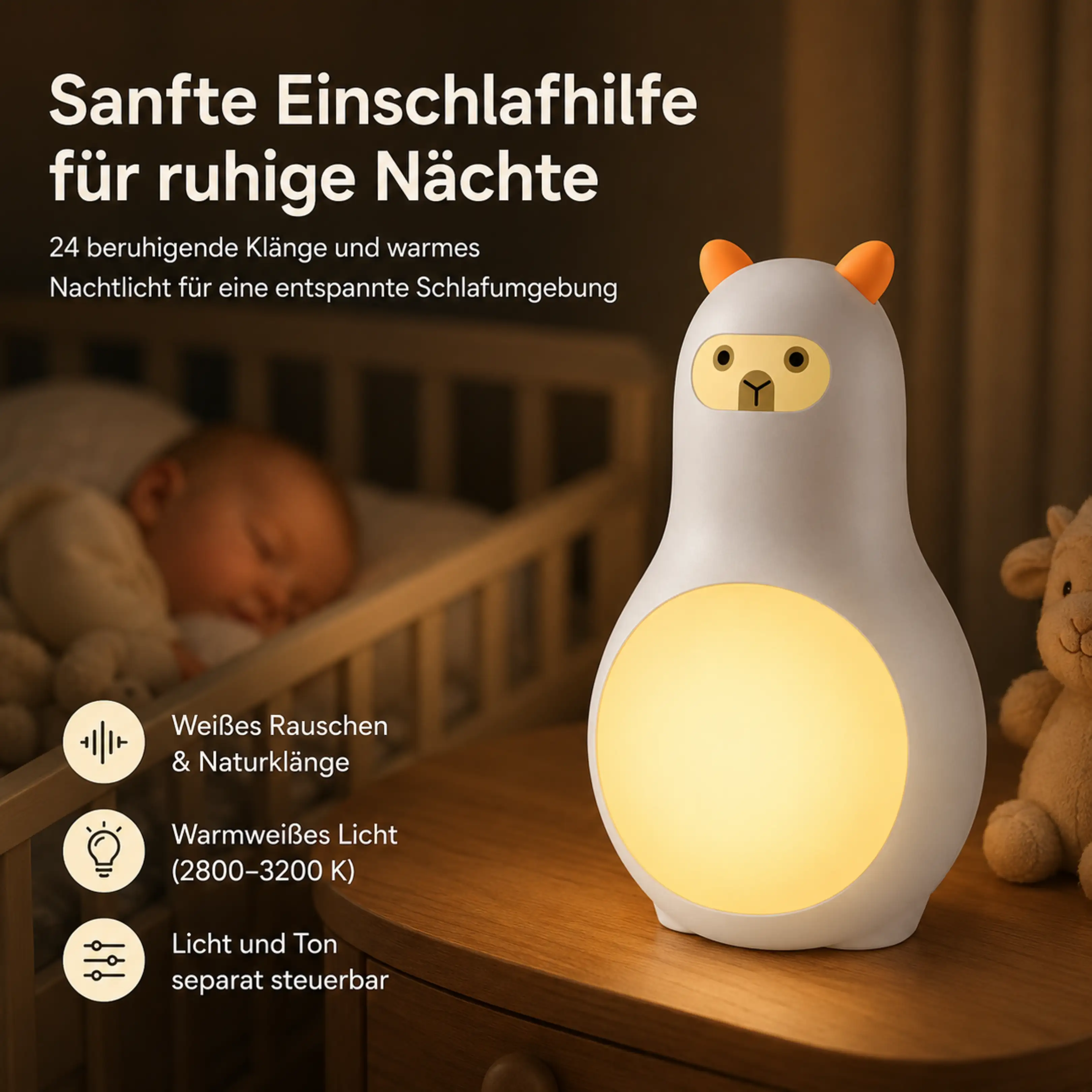 Ein niedliches, weißes Alpaka-Nachtlicht mit warmem Leuchten auf einem Holztisch, im Hintergrund schläft ein Baby.