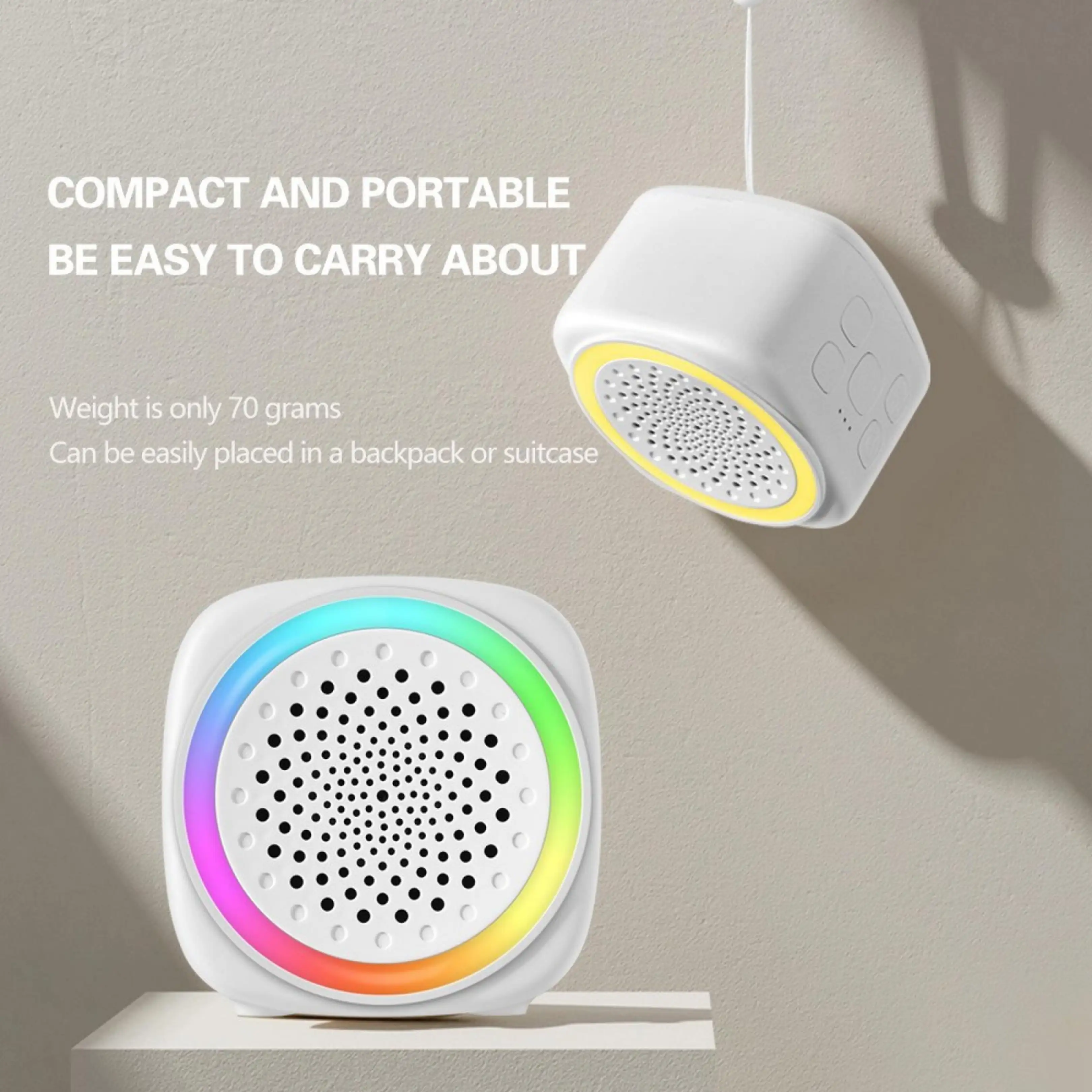 Zwei weiße, kompakte Lautsprecher mit RGB-Ringen, einer auf dem Podest, der andere hängend.