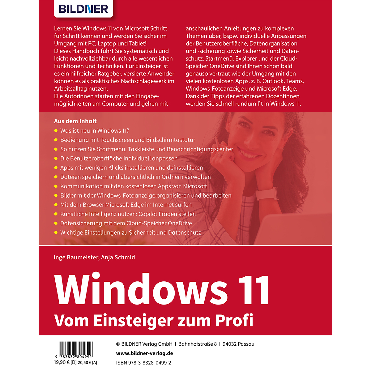 Rückseite eines Windows 11 Buches mit Text, Inhaltsverzeichnis und lächelnder Frau vor Laptop.
