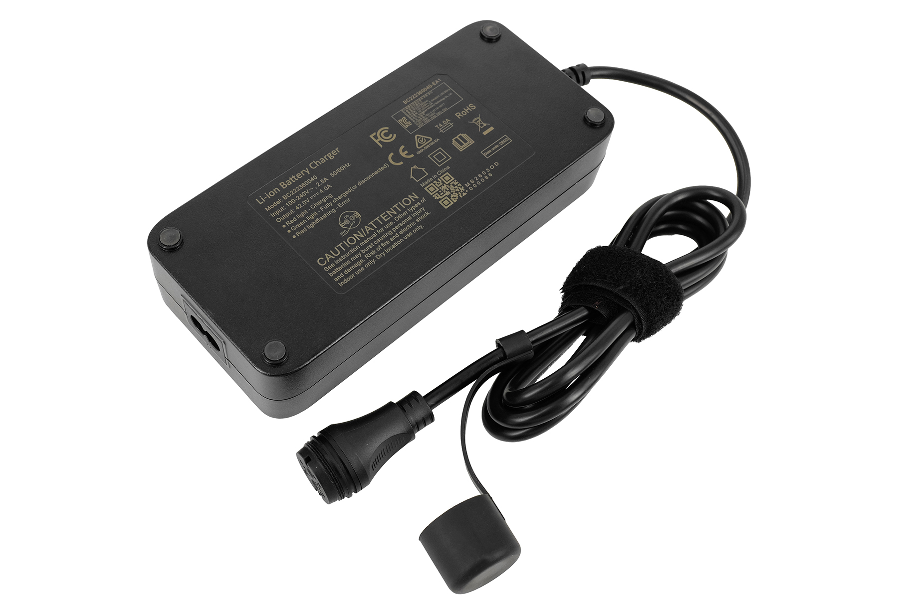 Schwarzes Li-Ionen-Ladegerät mit einem gerollten Kabel und Stecker auf weißem Hintergrund.