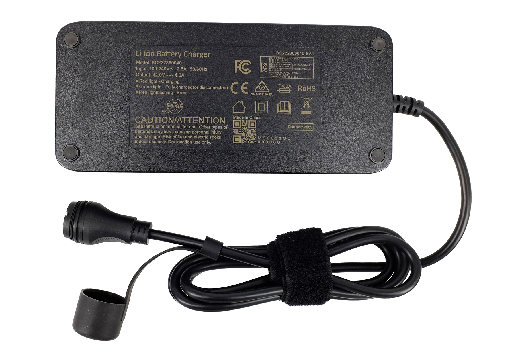 Schwarzes Li-Ionen-Batterieladegerät mit technischen Daten auf dem Etikett und angeschlossenem Kabel.