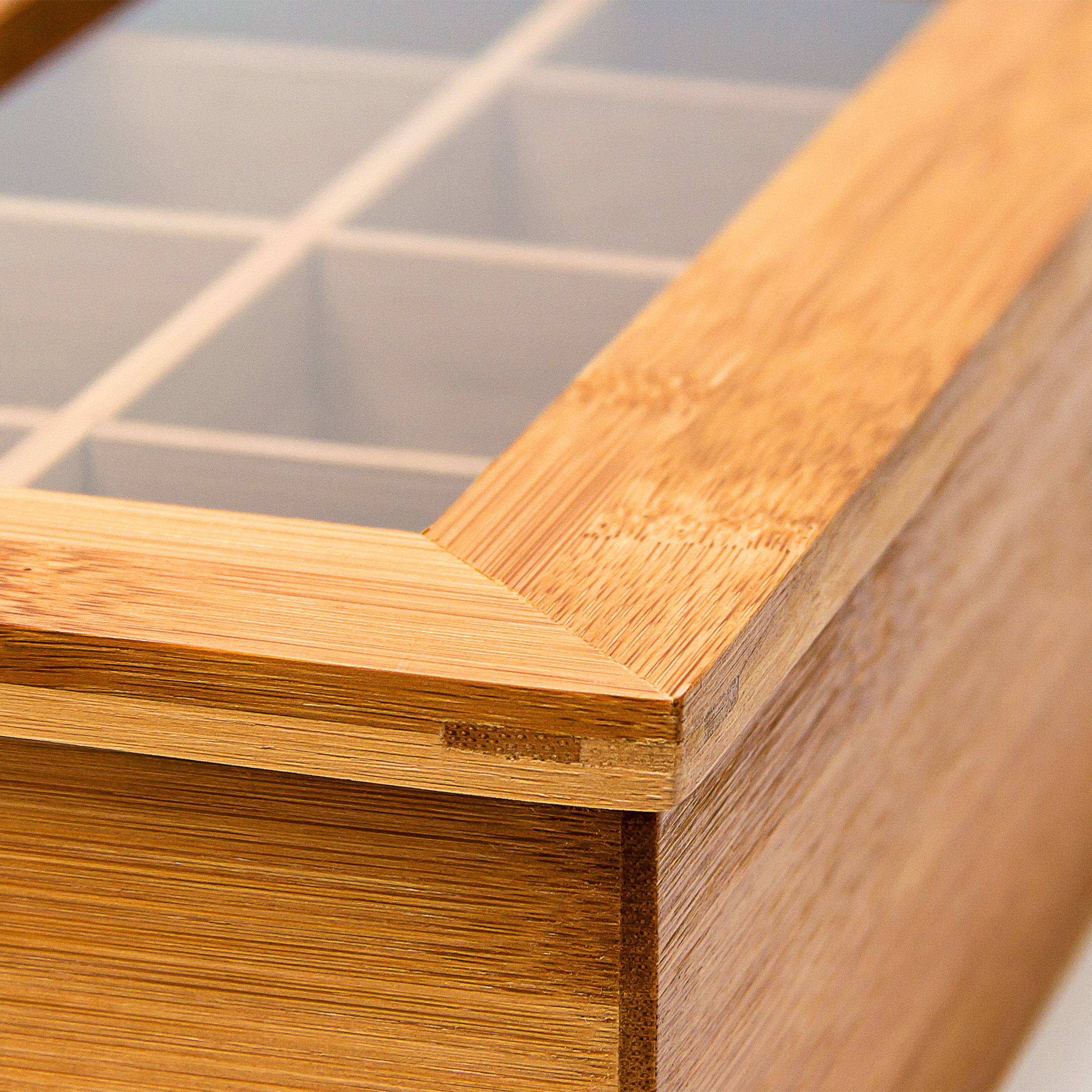 Nahaufnahme einer Holzkiste mit Glasdeckel und Innenfächern.