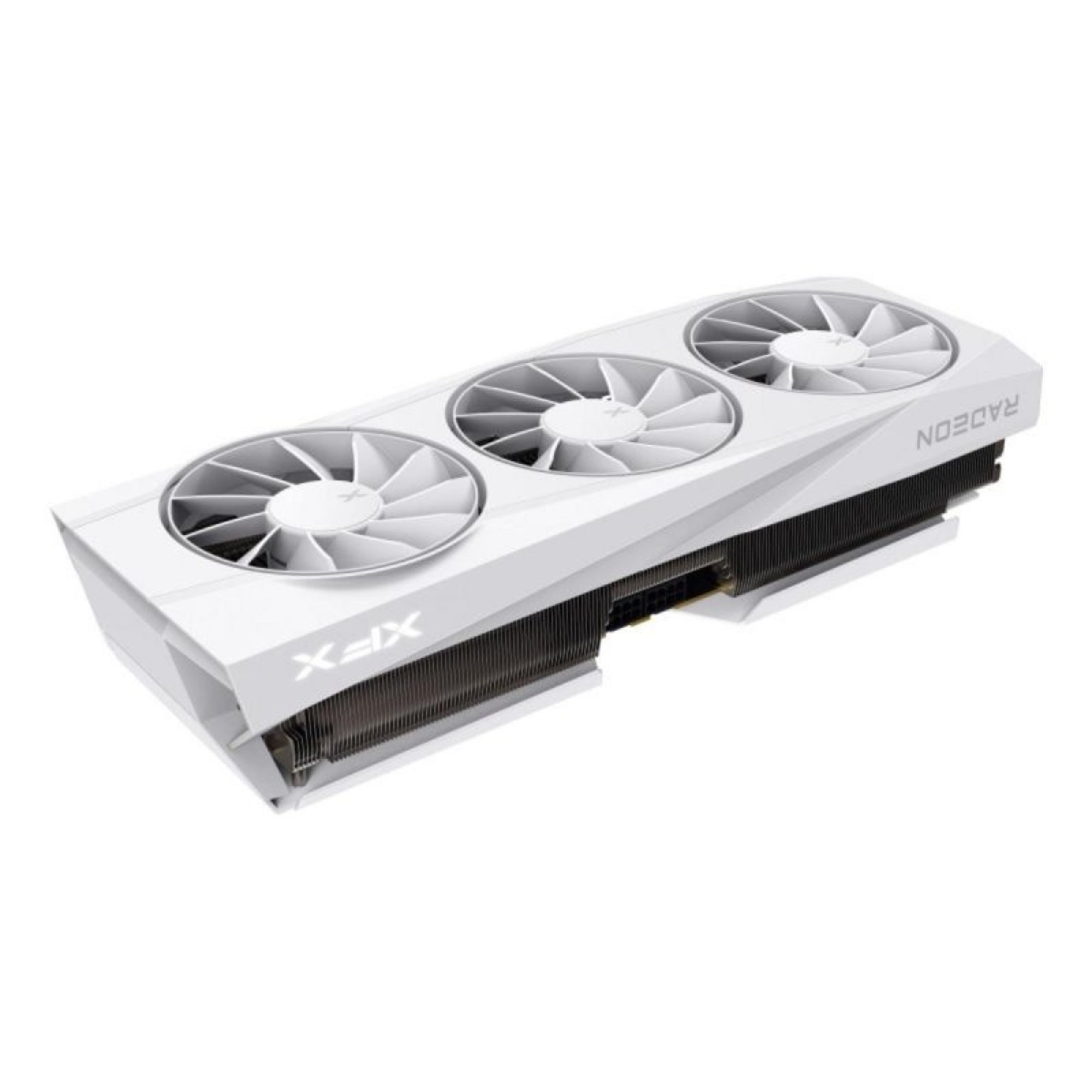 Biała karta graficzna XFX Radeon z trzema wentylatorami na białym tle.
