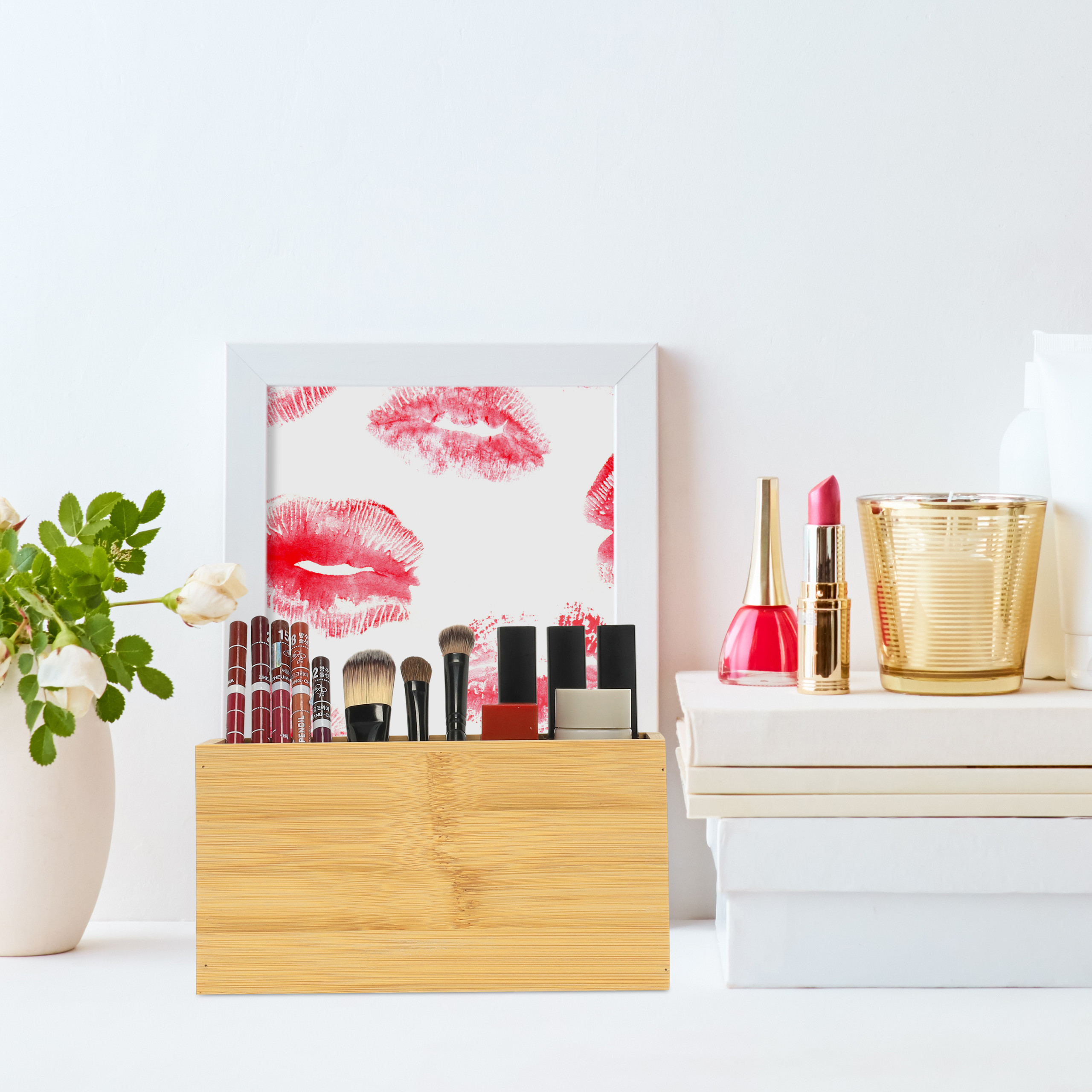 Holzorganizer mit Make-up-Pinseln, Lippenstiften und ein Bild mit Lippenabdrücken.