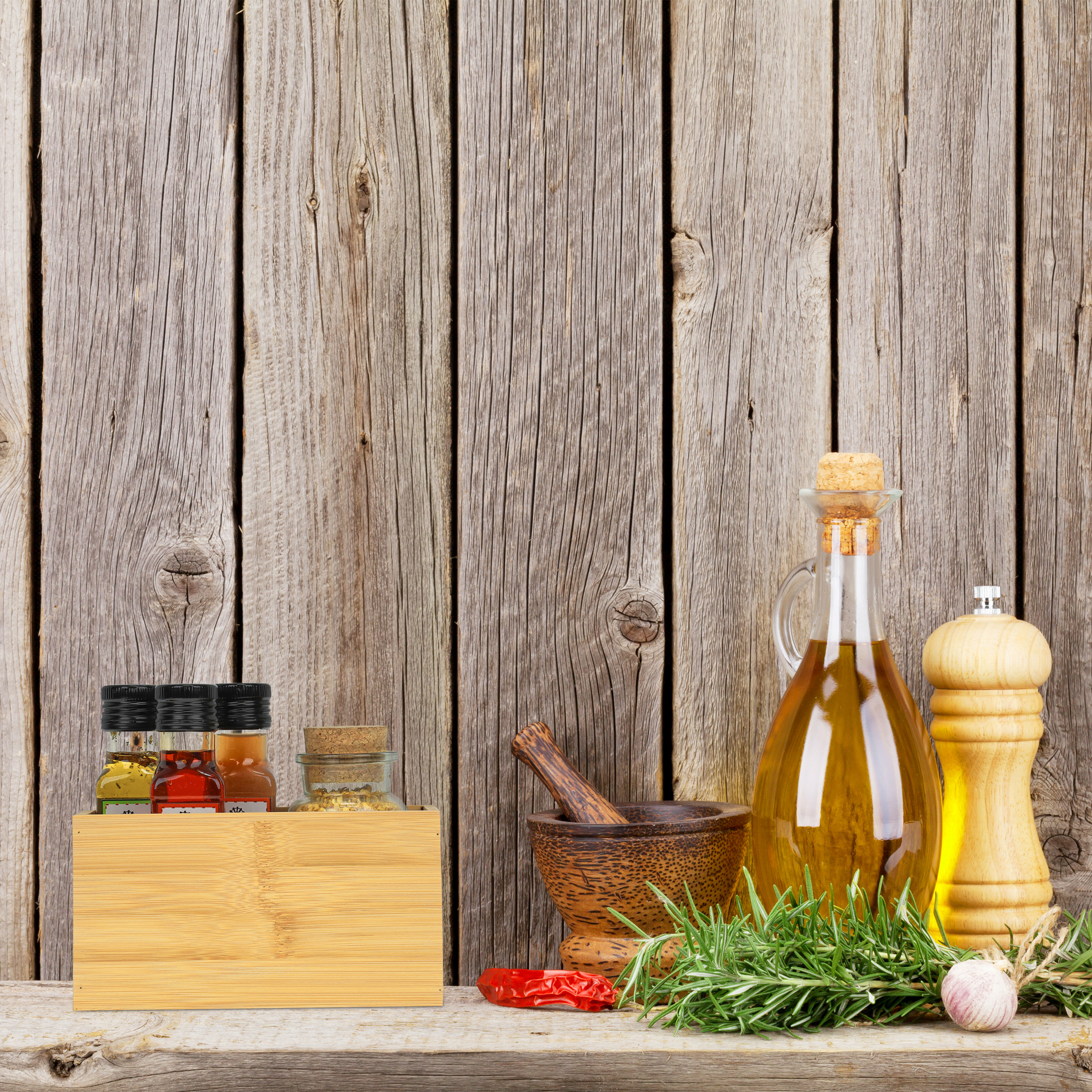 Gewürze, Ölkännchen, Kräuter und Mörser vor Holzwand.