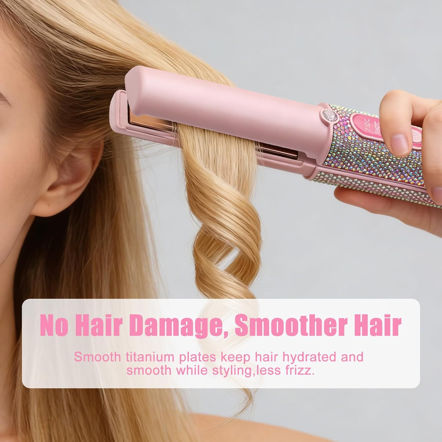 Eine Hand benutzt ein rosa Glätteisen mit Strasssteinen, um blonde Haare zu locken, mit Werbetext unten.