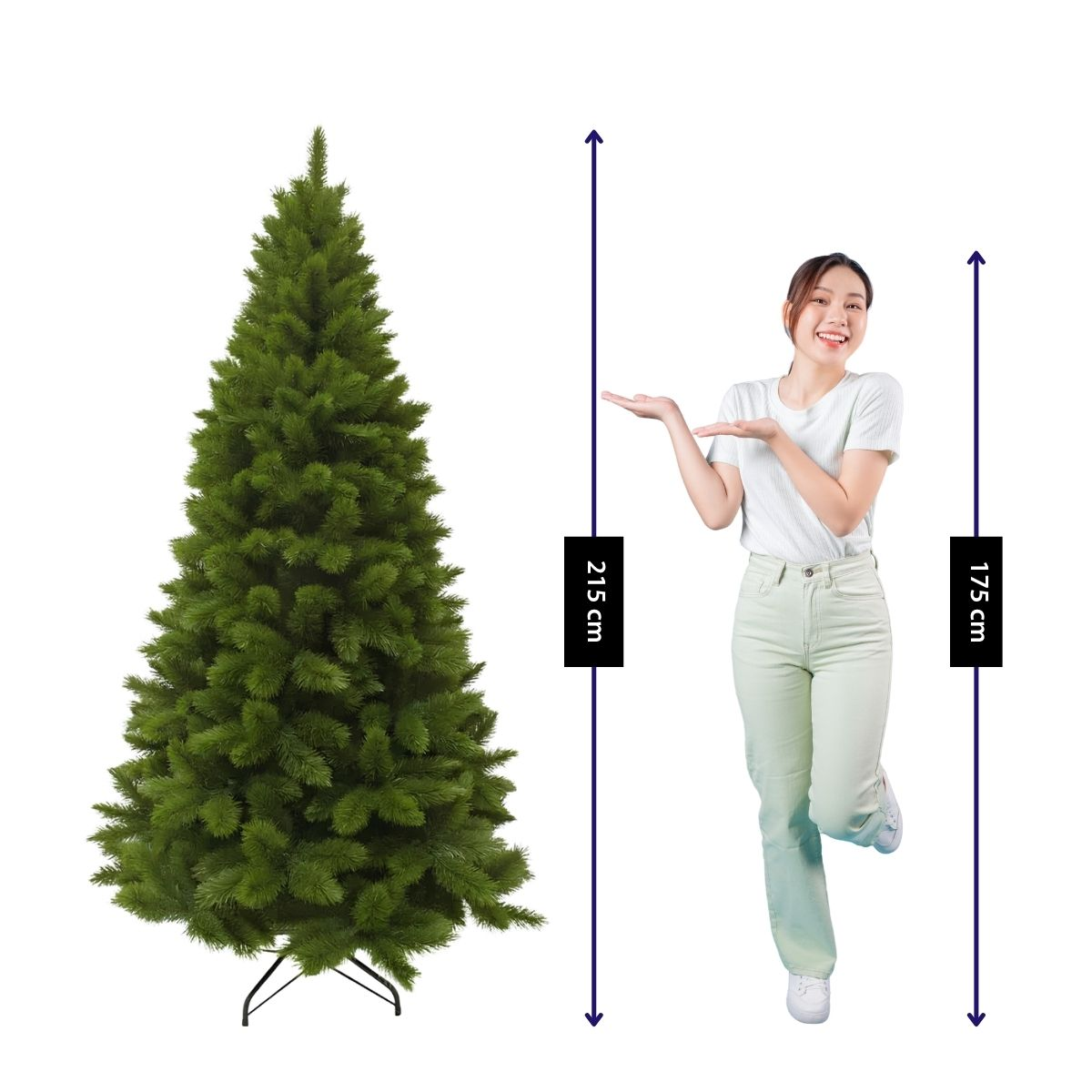 Une femme désigne un sapin de Noël artificiel de 215 cm à côté d'elle.
