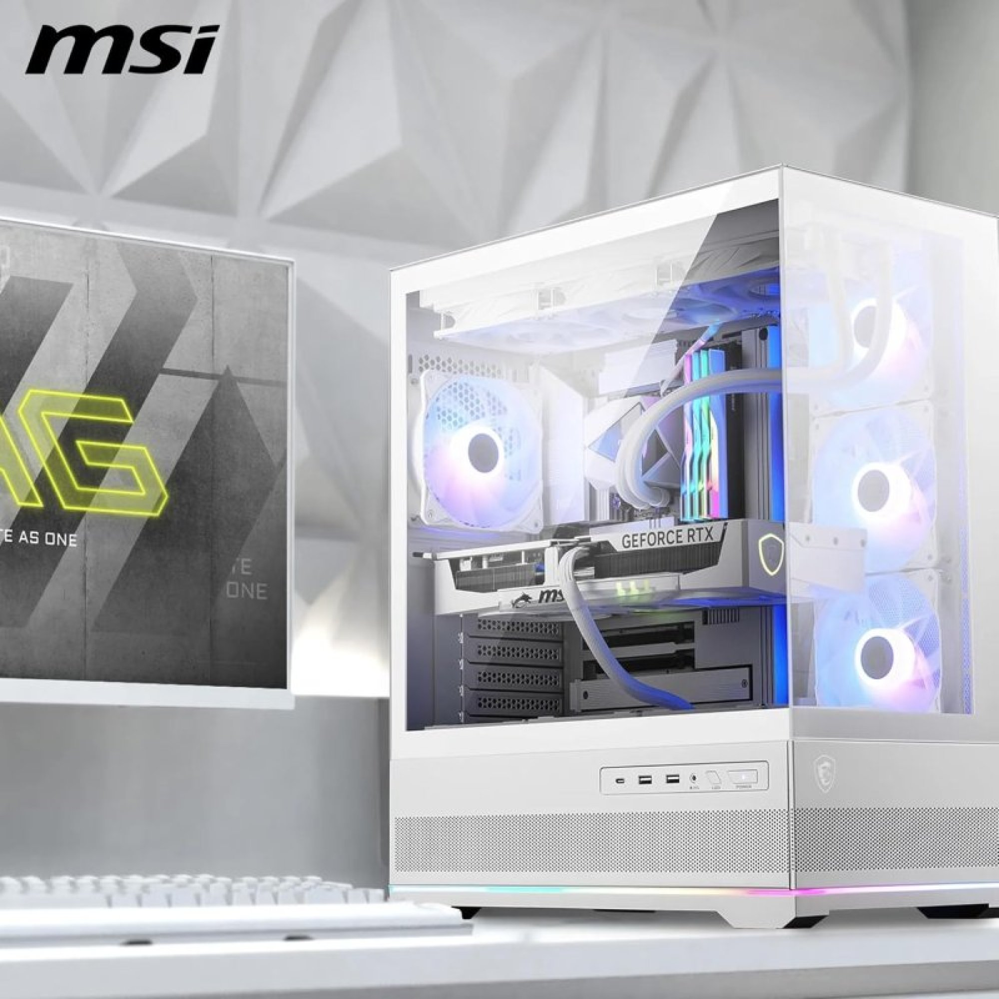 Biały komputer gamingowy MSI z wentylatorami RGB, kartą graficzną GeForce RTX i monitorem na biurku.