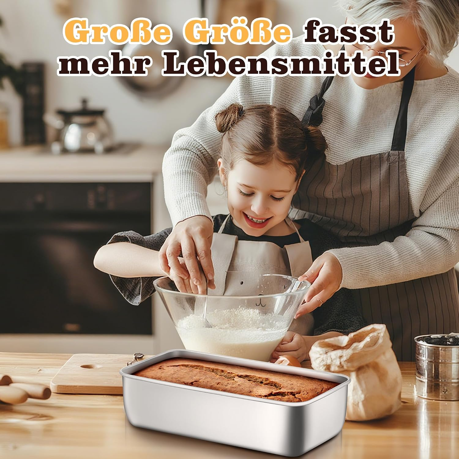 Ältere Frau und ein Mädchen backen zusammen in einer Küche, im Vordergrund ein Brotkuchen.