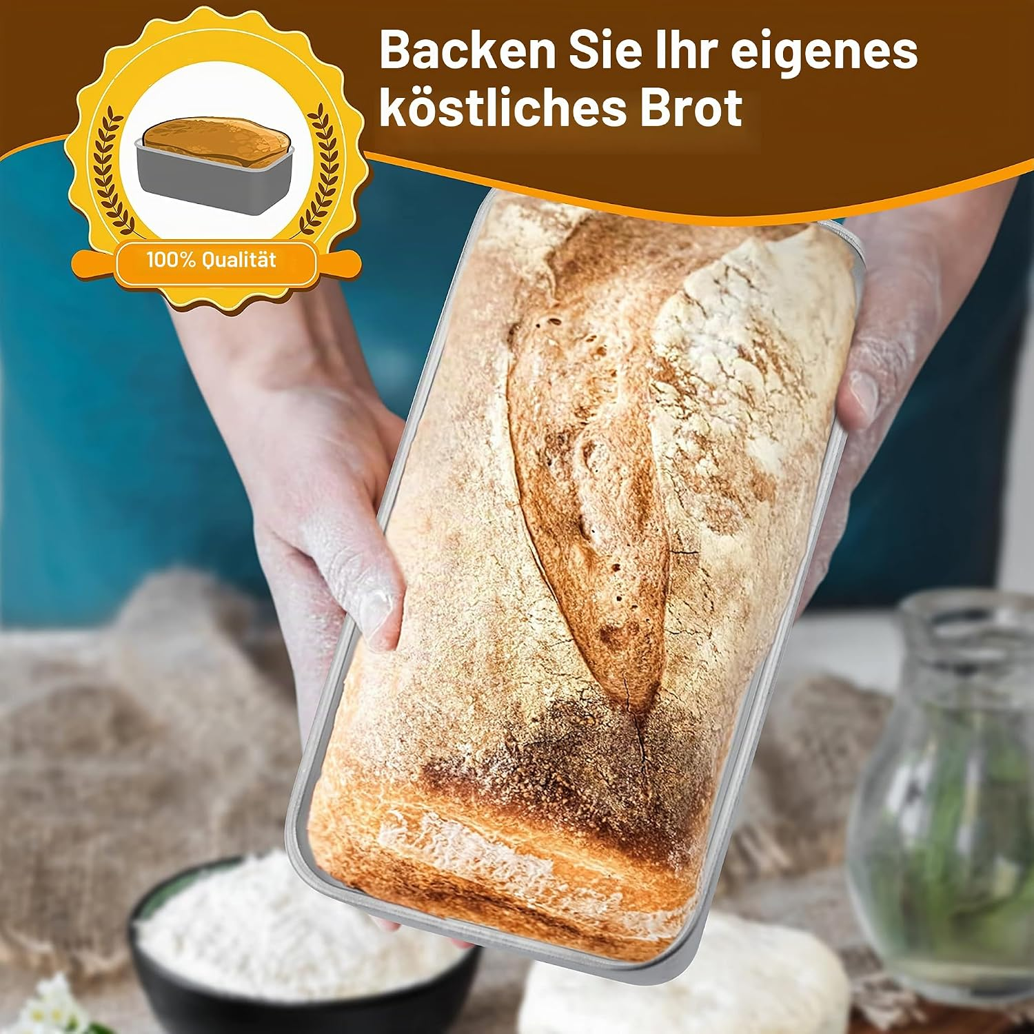 Person hält frisch gebackenes Brot in einer Kastenform, mit Mehl und einem Glas im Hintergrund.