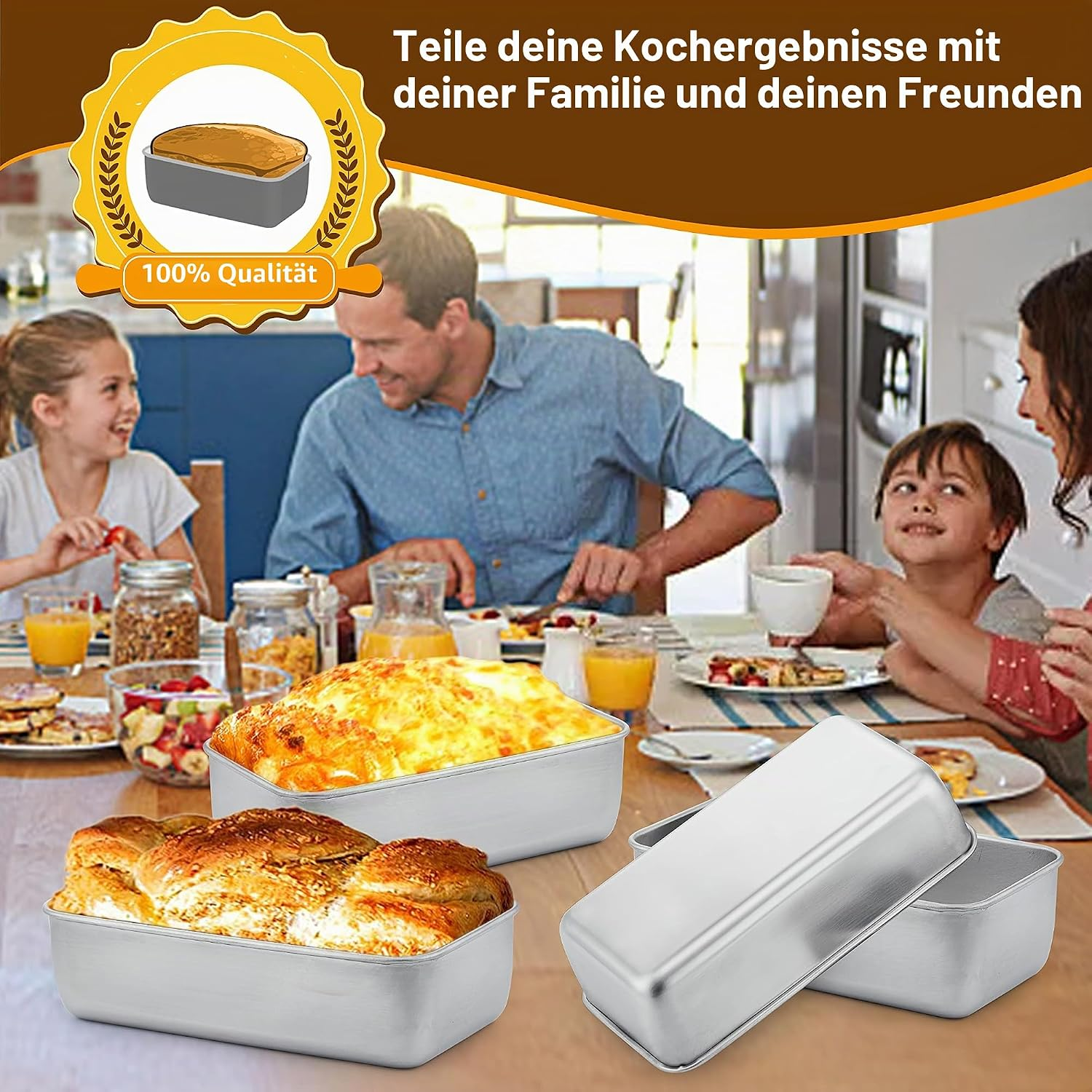 Eine Familie genießt eine Mahlzeit an einem Tisch mit Edelstahl-Kastenformen im Vordergrund mit Backwaren.