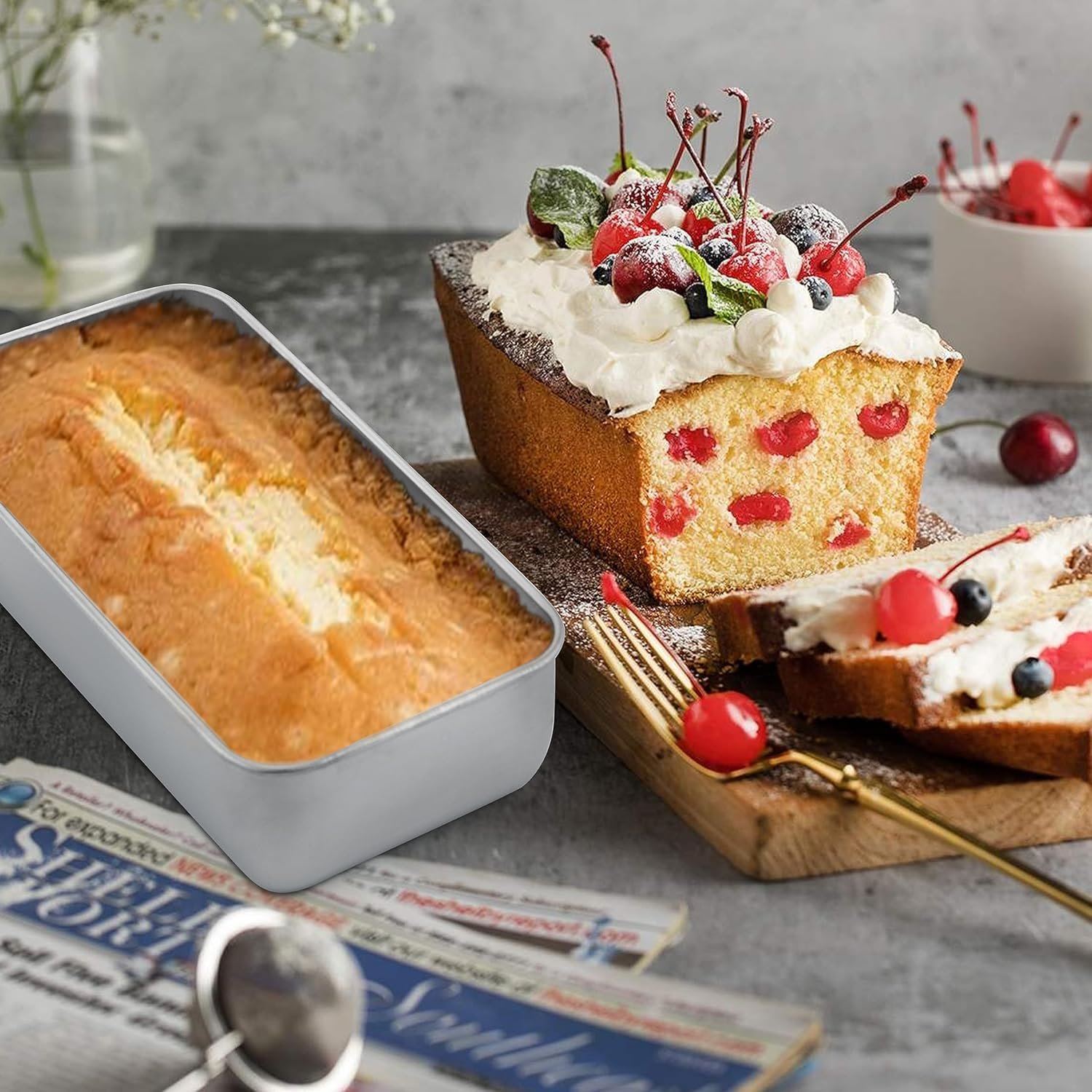 Eine Kastenform mit Kuchen, ein Kirschkuchen mit Sahne auf einem Brett und ein Stück Kuchen.