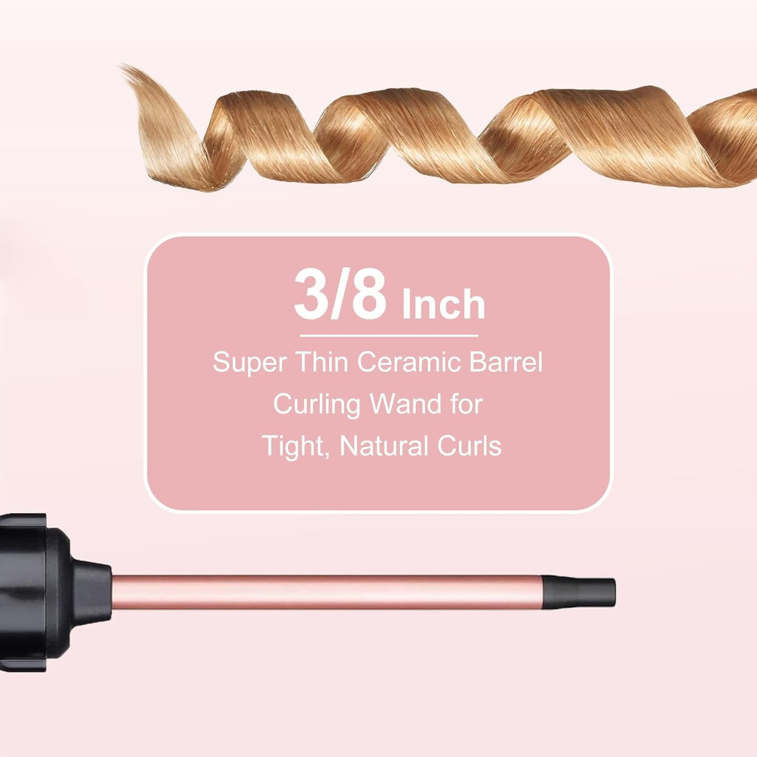 Ein 3/8-Zoll-Lockenstab mit dünnem Keramikstab auf rosa Hintergrund, oben ein perfekt gelocktes blondes Haar.