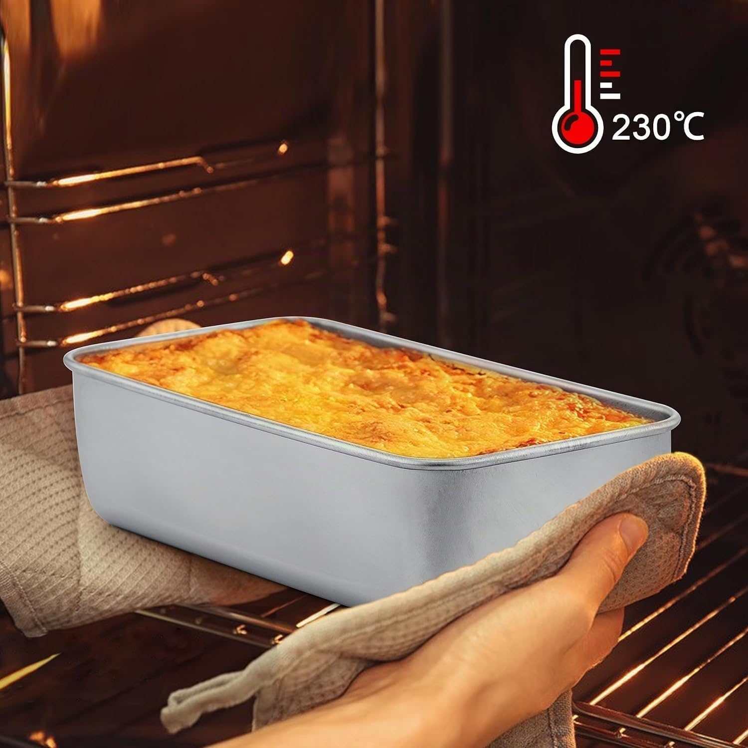Person nimmt Lasagne im Metallbehälter bei 230 Grad aus dem Ofen.