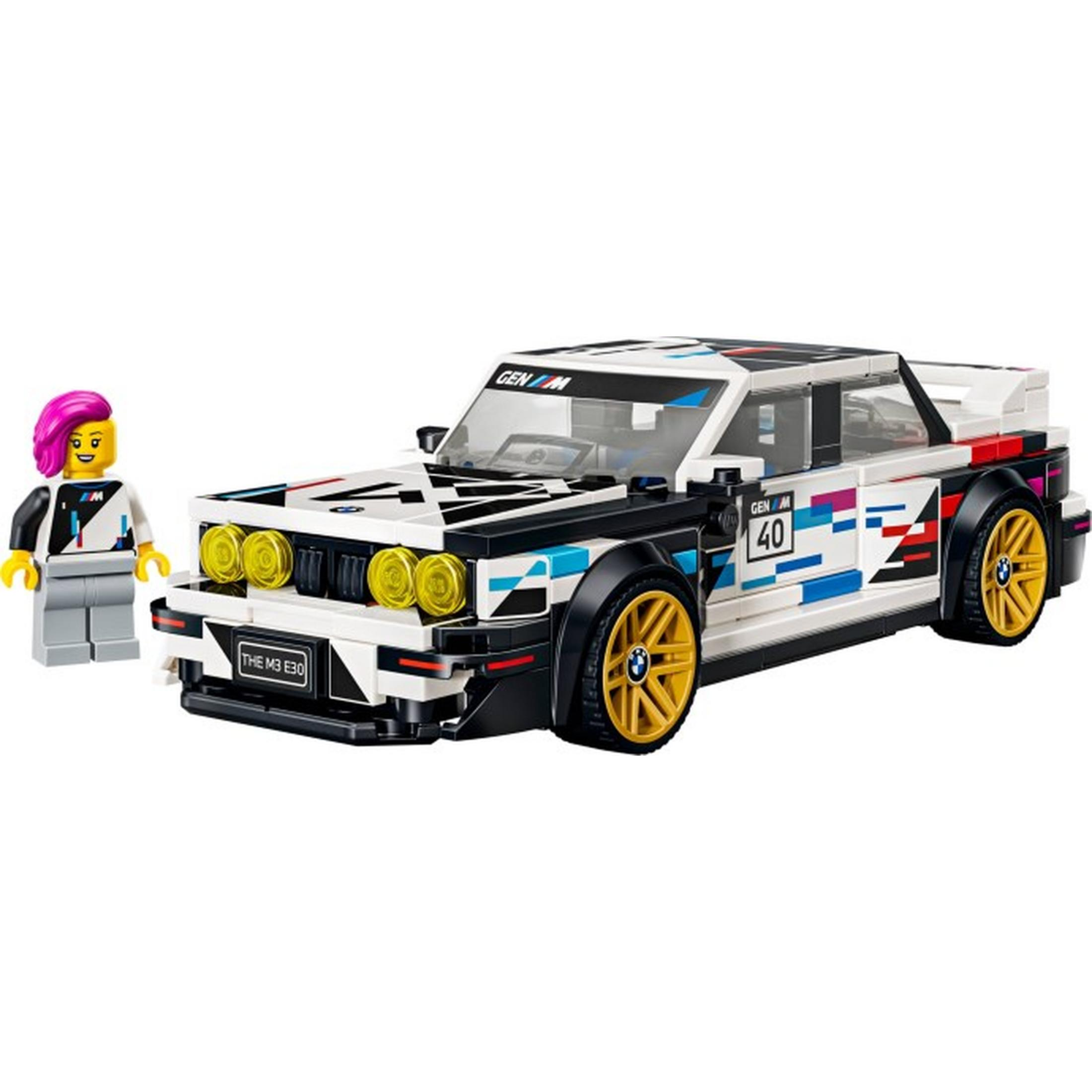 Altın jantlı beyaz ve siyah bir Lego ralli arabası ile pembe saçlı kadın bir minifigür.