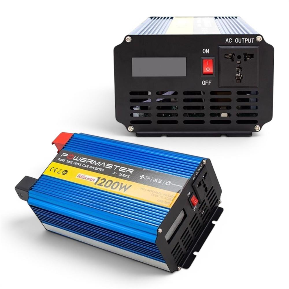 Beyaz arka planda AC çıkışlı ve ekrana sahip mavi 1200W Powermaster araç invertörü.