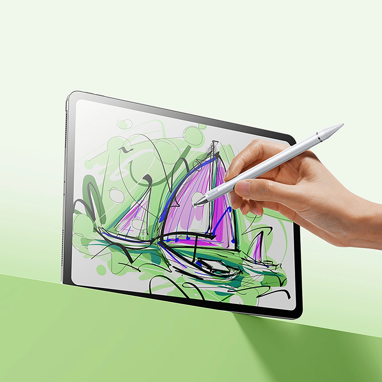Eine Hand zeichnet mit einem Stift ein Segelboot auf ein Tablet vor einem grünen Hintergrund.