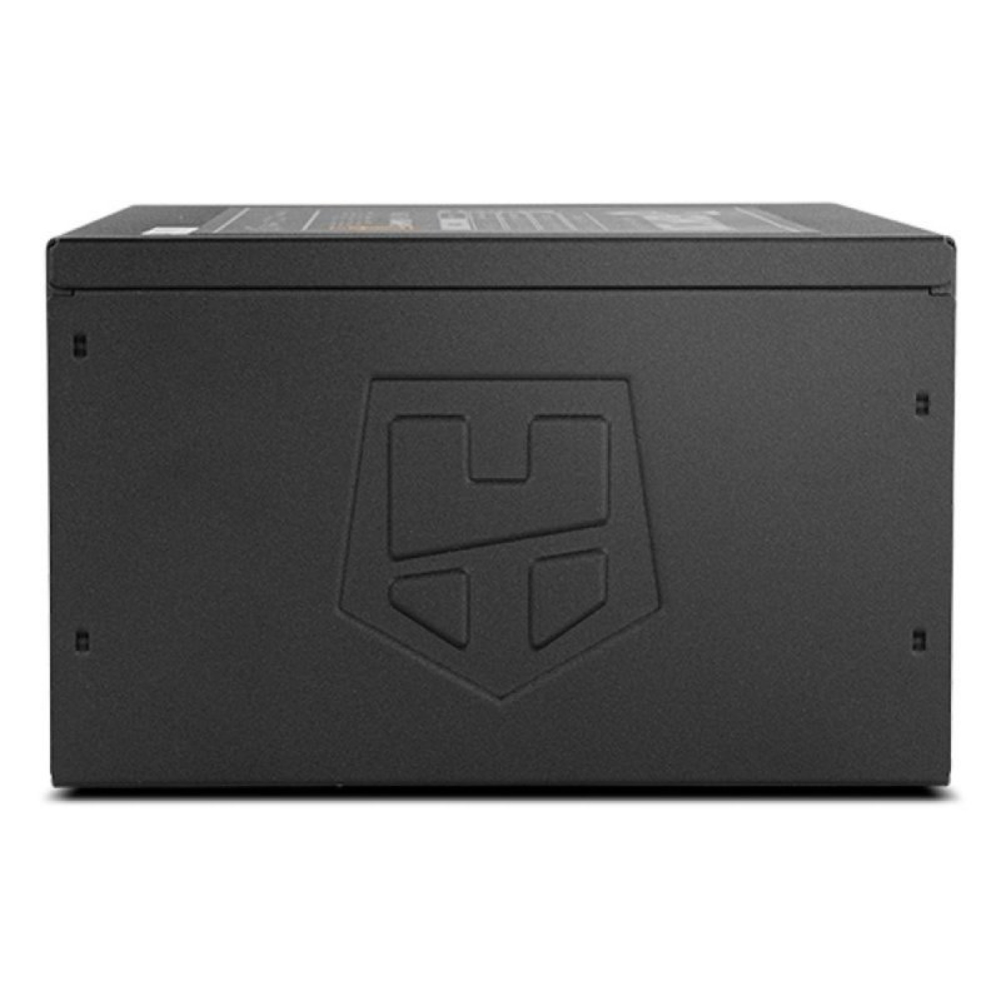 Un alimentatore per computer nero con un logo in rilievo sul lato su sfondo bianco.